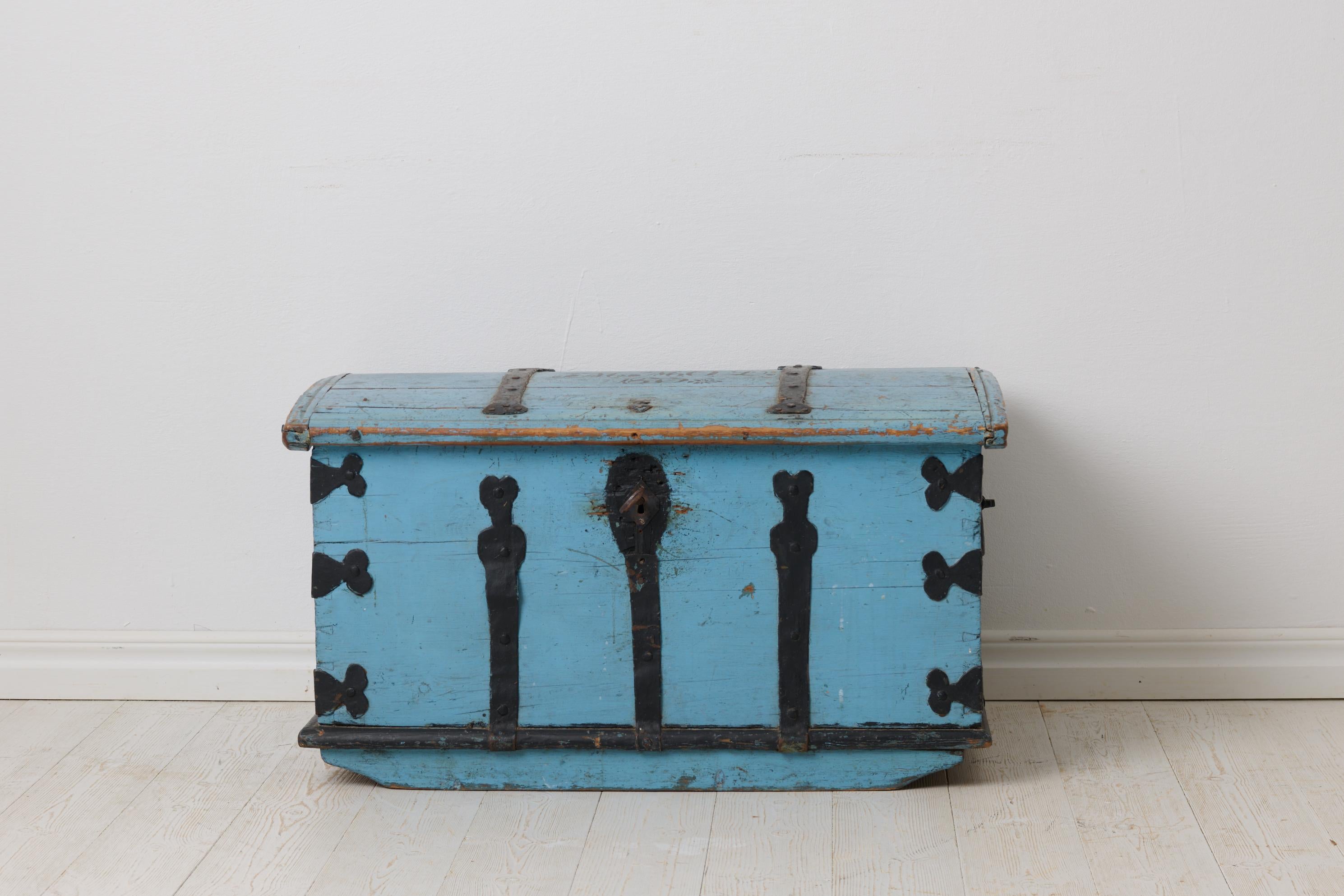 Swedish folk art trunk from the mid 1800s. The trunk is made in northern Sweden and has old historic paint with initials and dating – 1875 – on the lid. The last letter of the initials is a D which indicates that the first owner was a woman and it’s