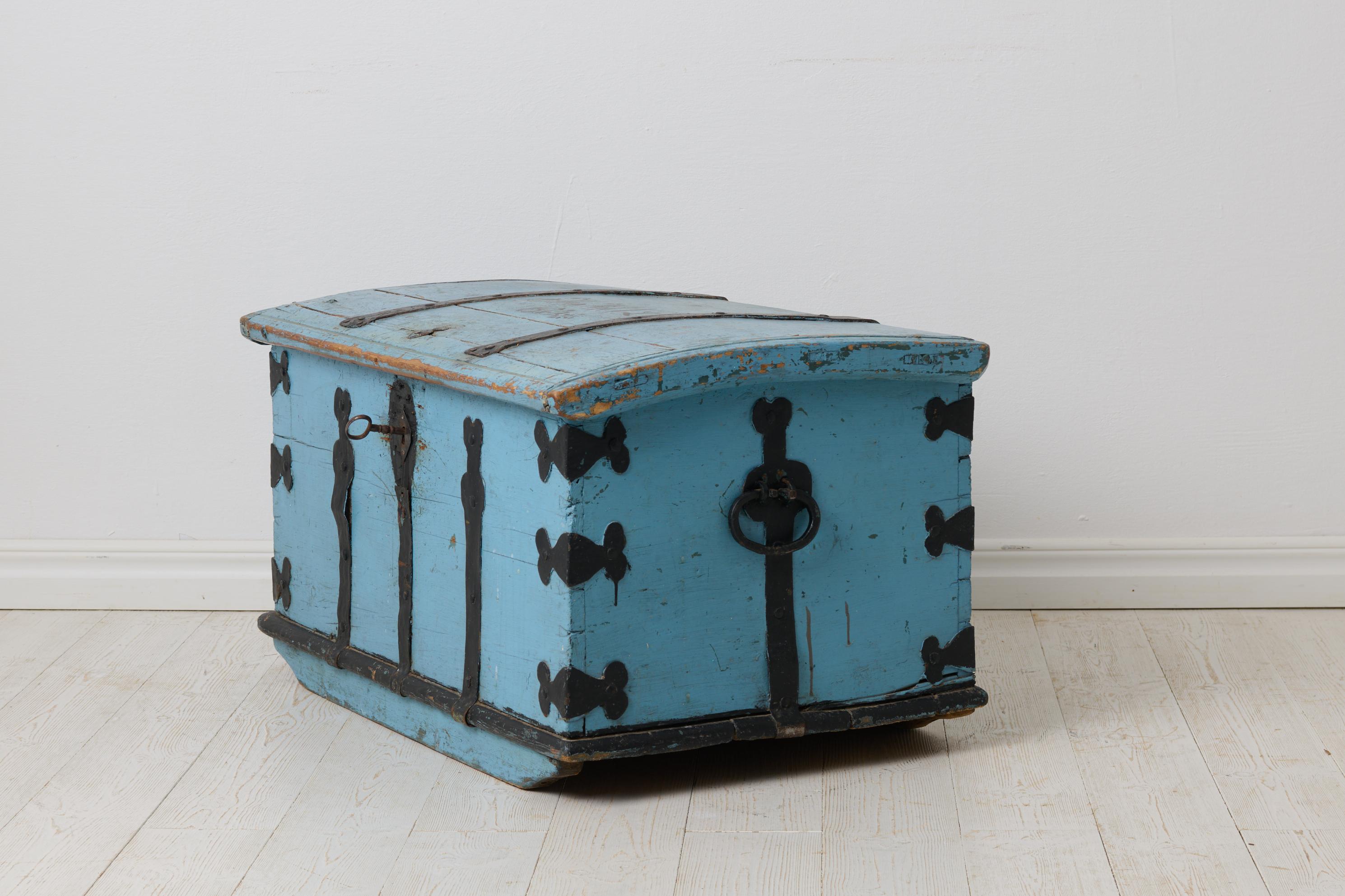 Hand-Crafted Antique Swedish Folk Art Pine Trunk with Wrought Iron from the Mid 19th Century For Sale