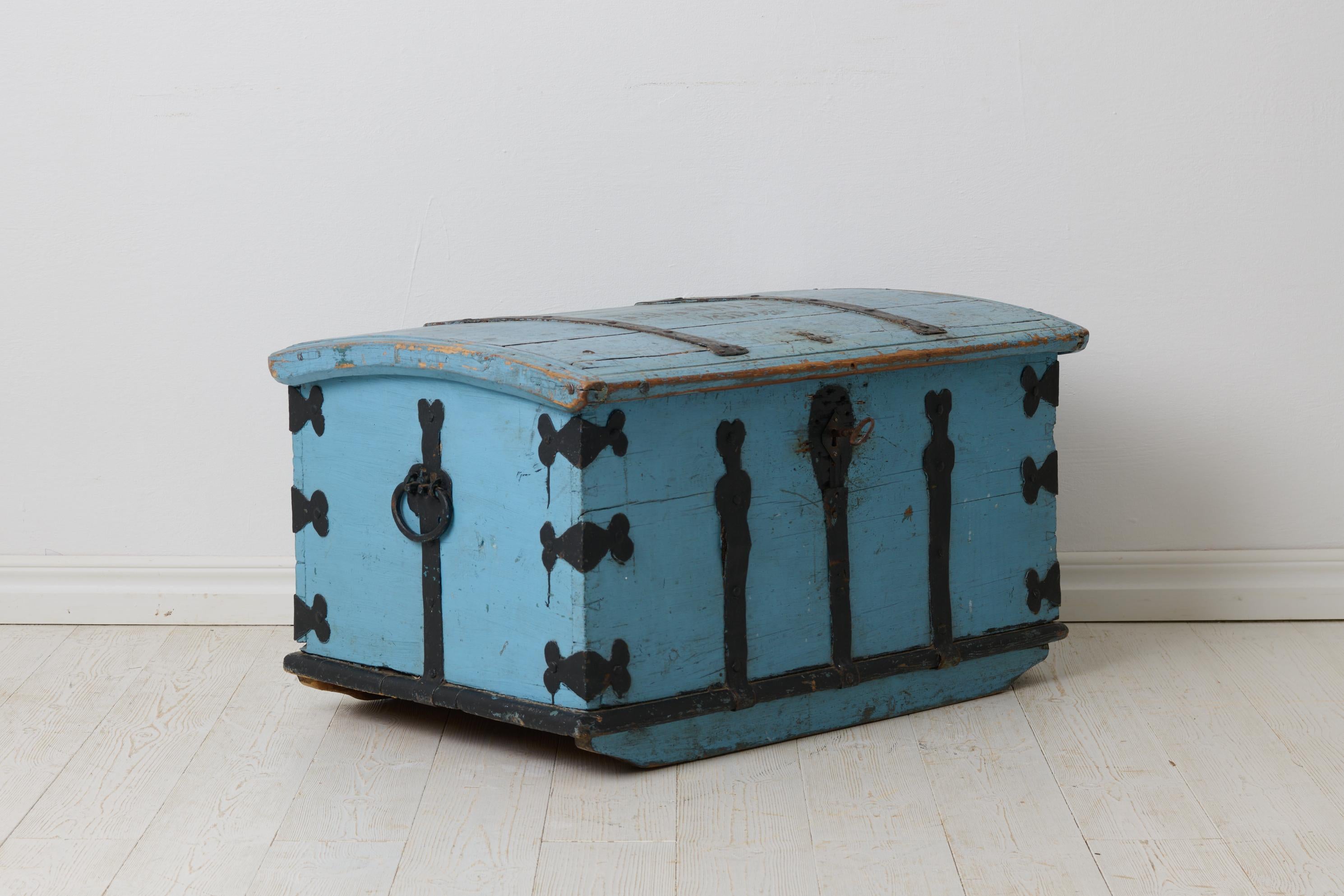 Antique Swedish Folk Art Pine Trunk with Wrought Iron from the Mid 19th Century In Good Condition For Sale In Kramfors, SE