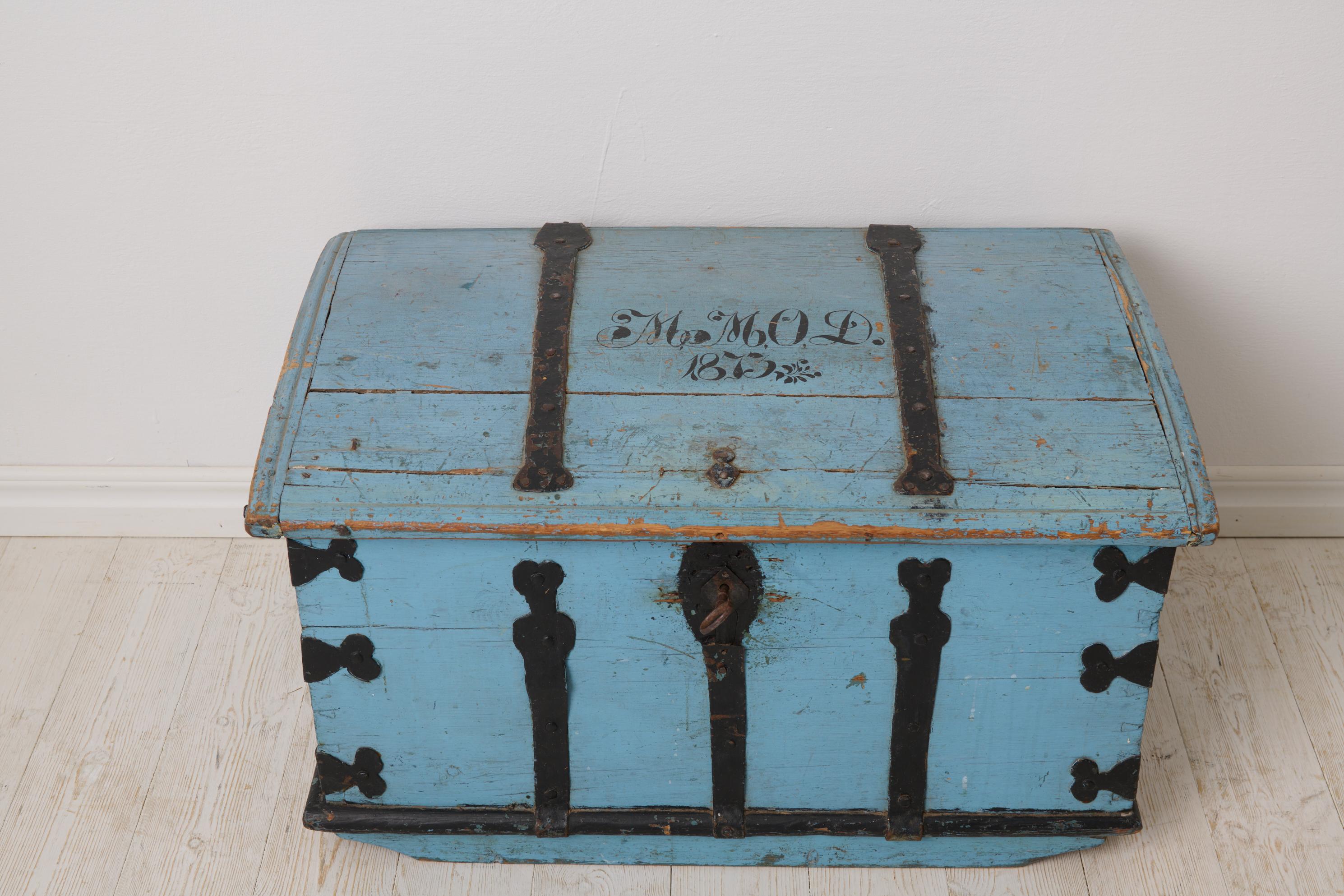 Antique Swedish Folk Art Pine Trunk with Wrought Iron from the Mid 19th Century For Sale 2