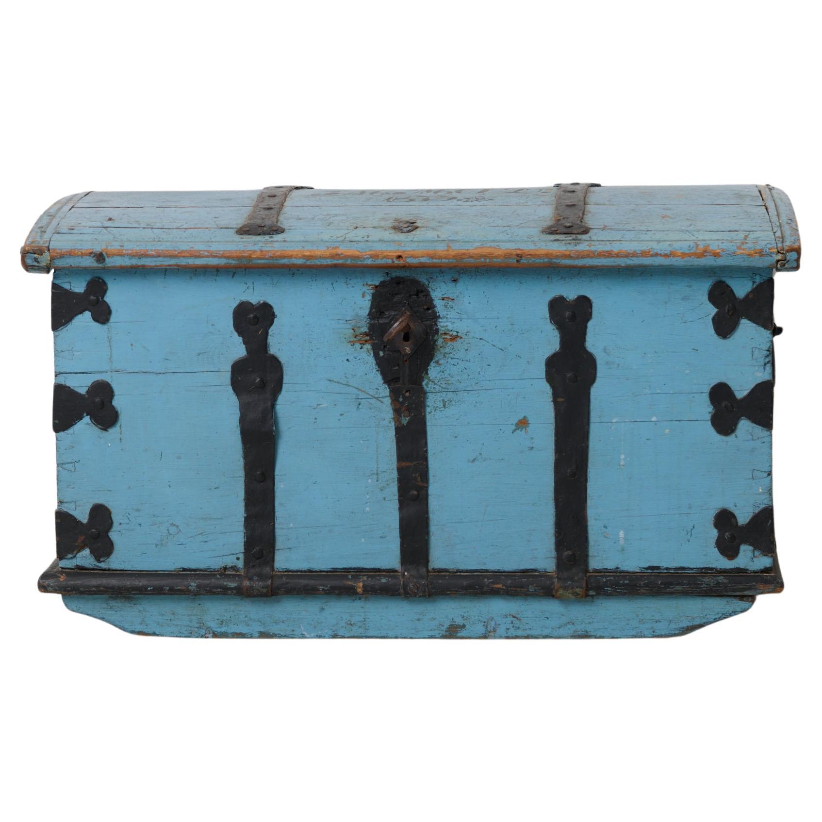 Antique Swedish Folk Art Pine Trunk with Wrought Iron from the Mid 19th Century For Sale