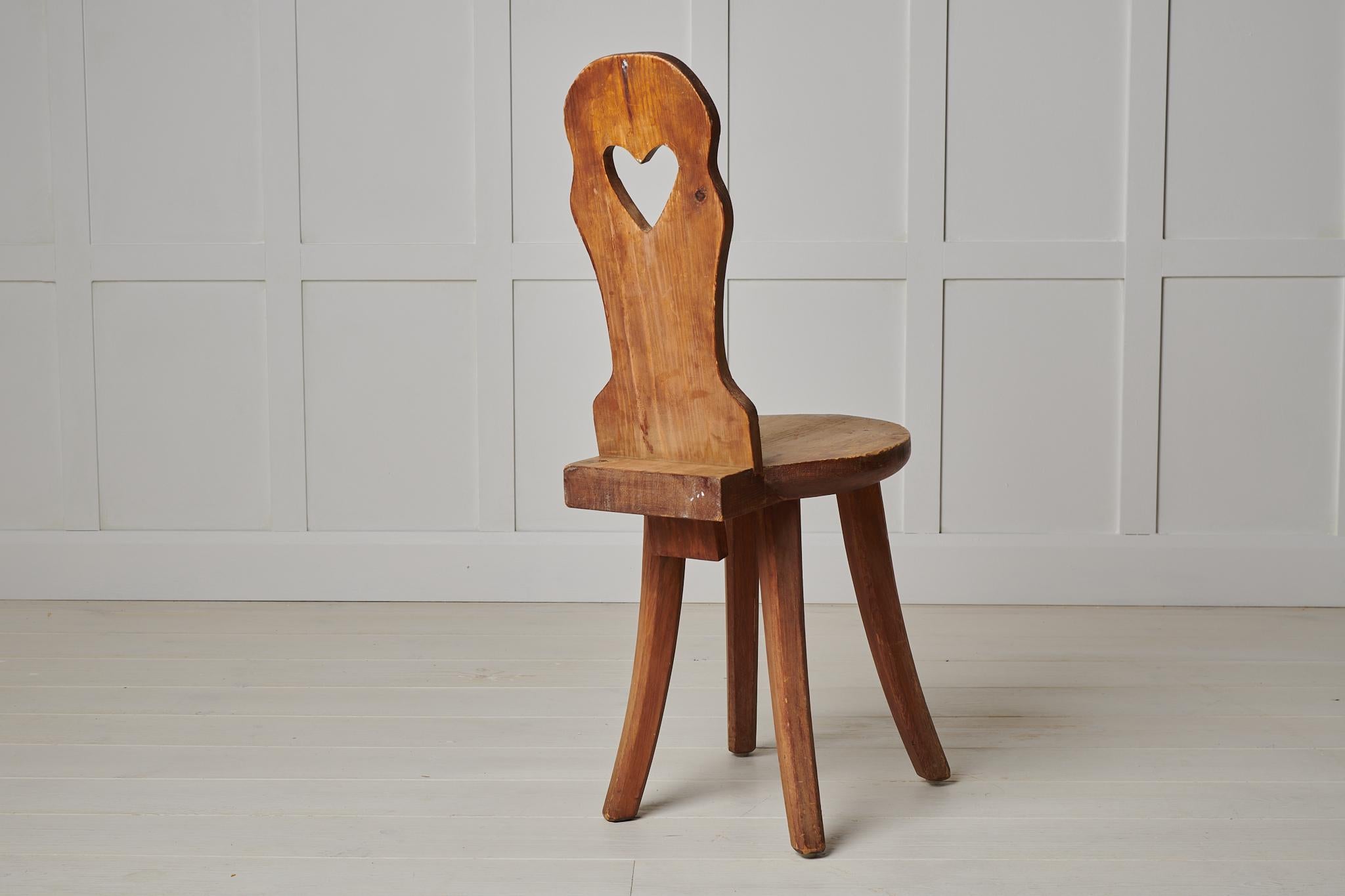 Antike schwedische Volkskunst Rustikale Kiefer Stuhl (Handgefertigt) im Angebot
