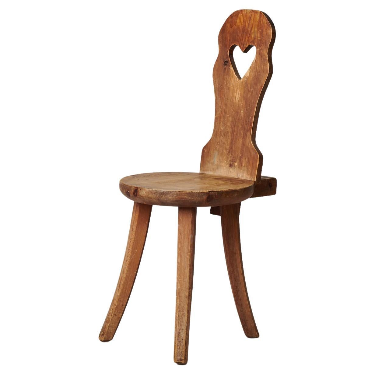 Chaise suédoise ancienne d'art populaire rustique en pin