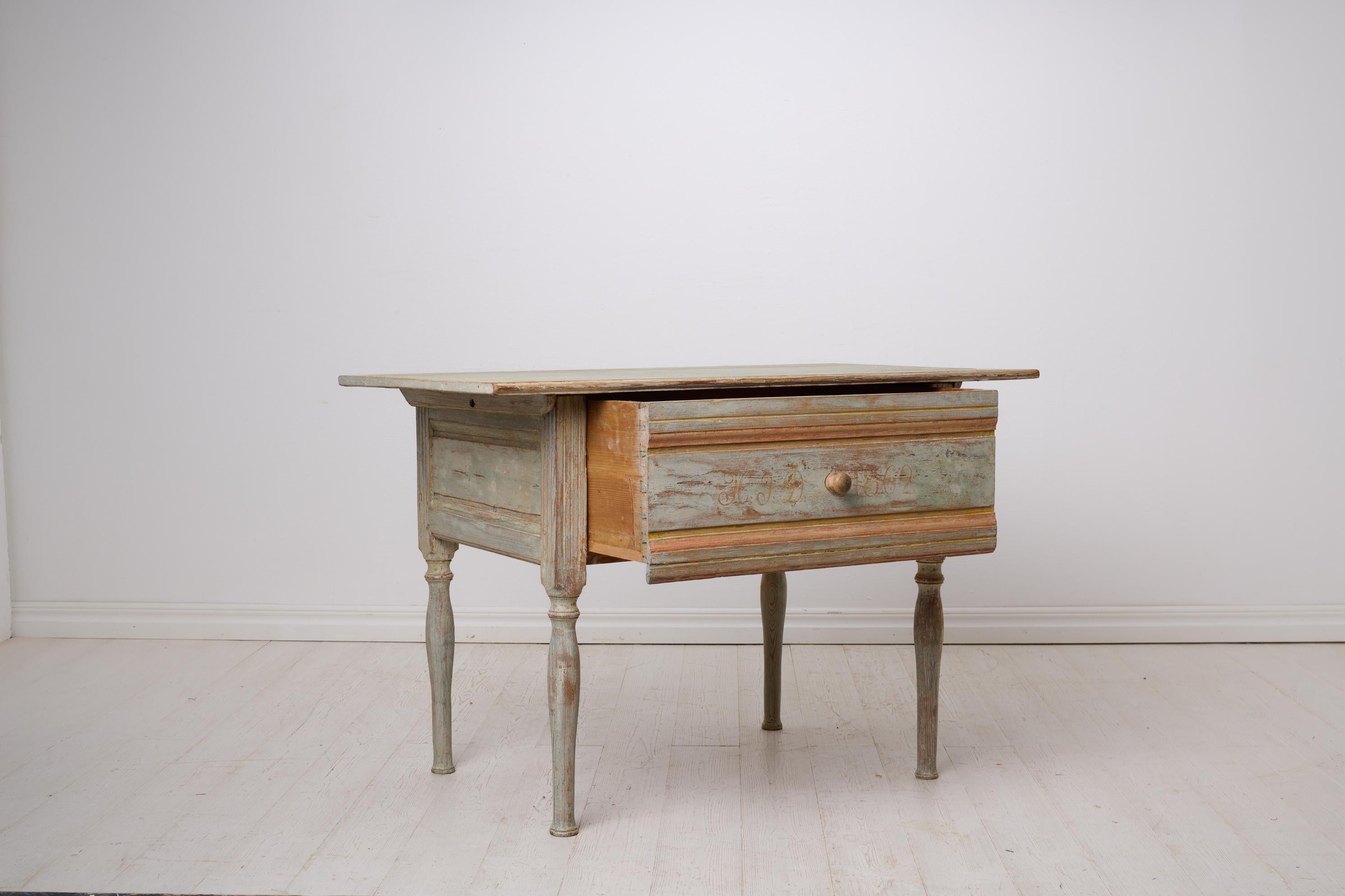 Fatto a mano Antique Swedish Folk Art Side Table with A Large Drawer and Original Paint in vendita