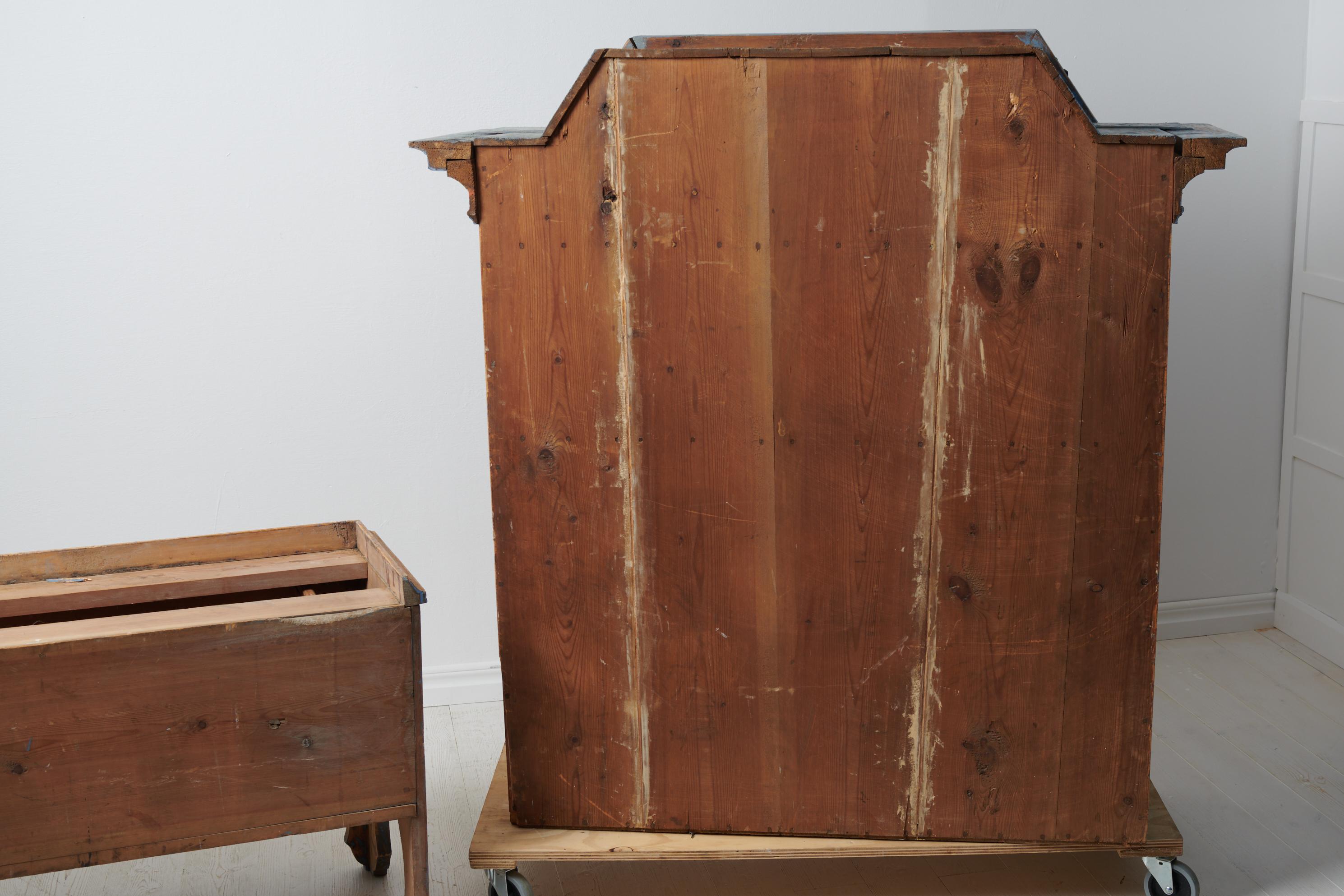 Art populaire suédois ancien meuble de rangement en pin massif  en vente 6