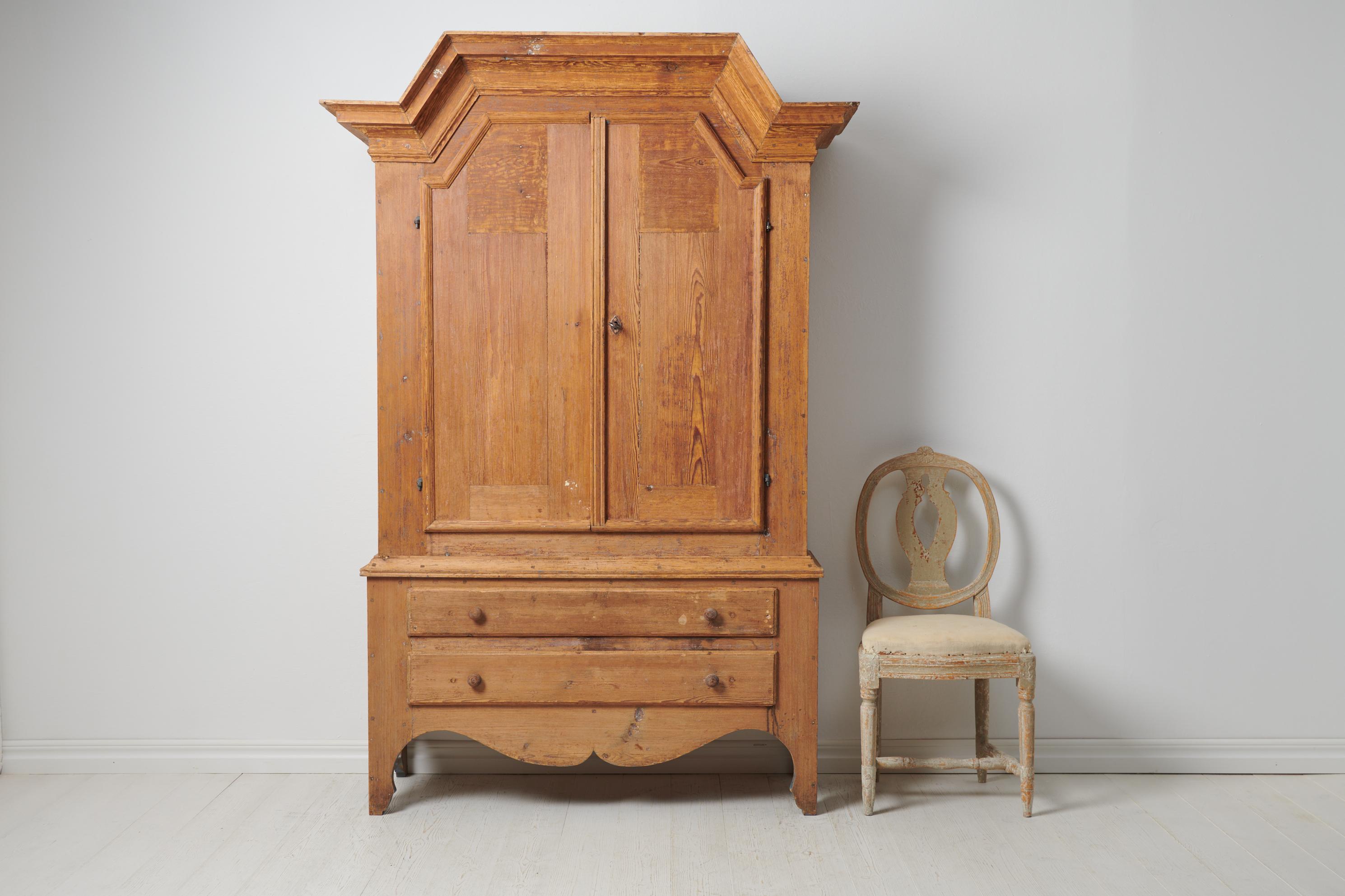 Artisanat Art populaire suédois ancien meuble de rangement en pin massif  en vente