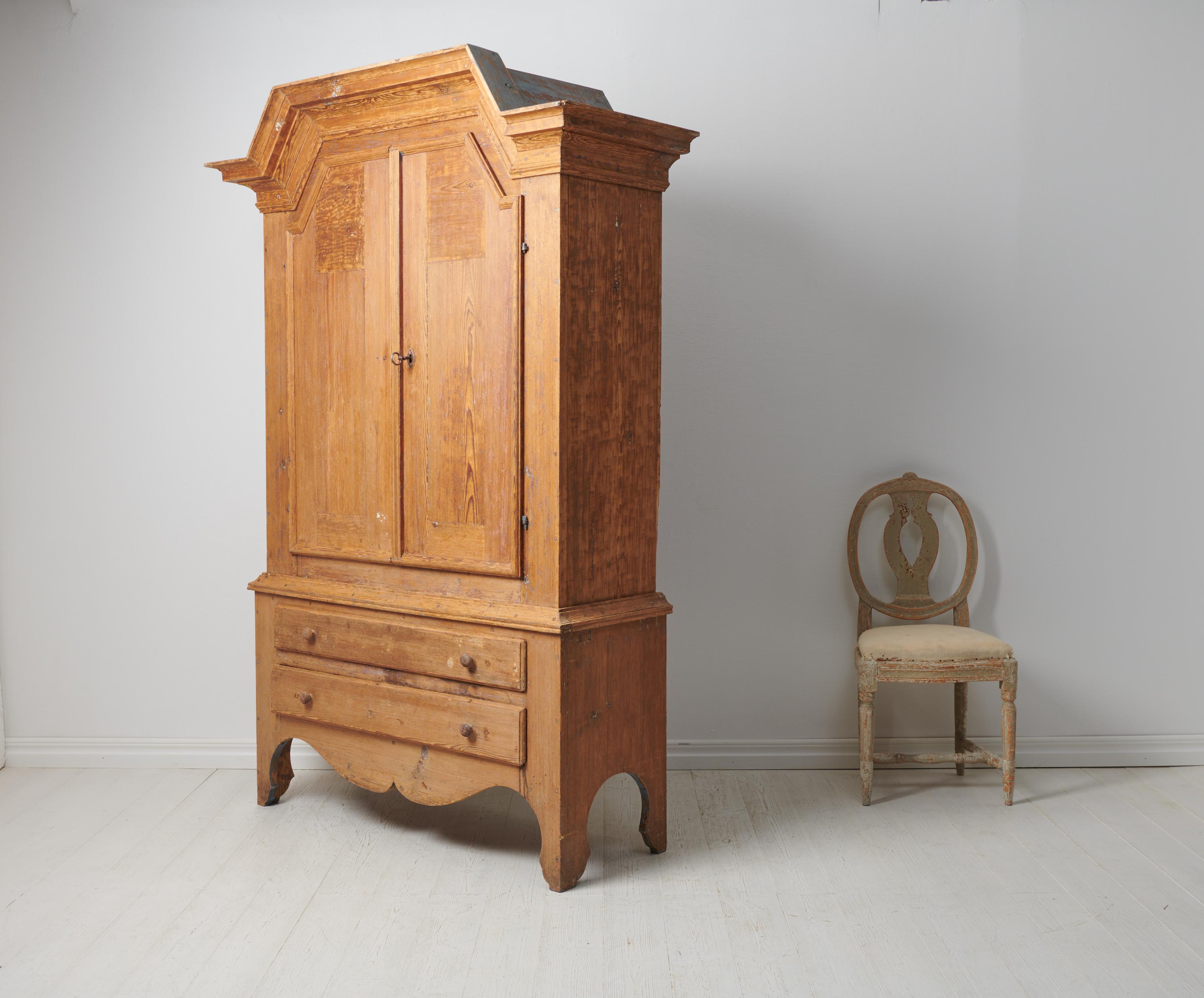 Antique Swedish Folk Art Solid Pine Cabinet  In Good Condition For Sale In Kramfors, SE