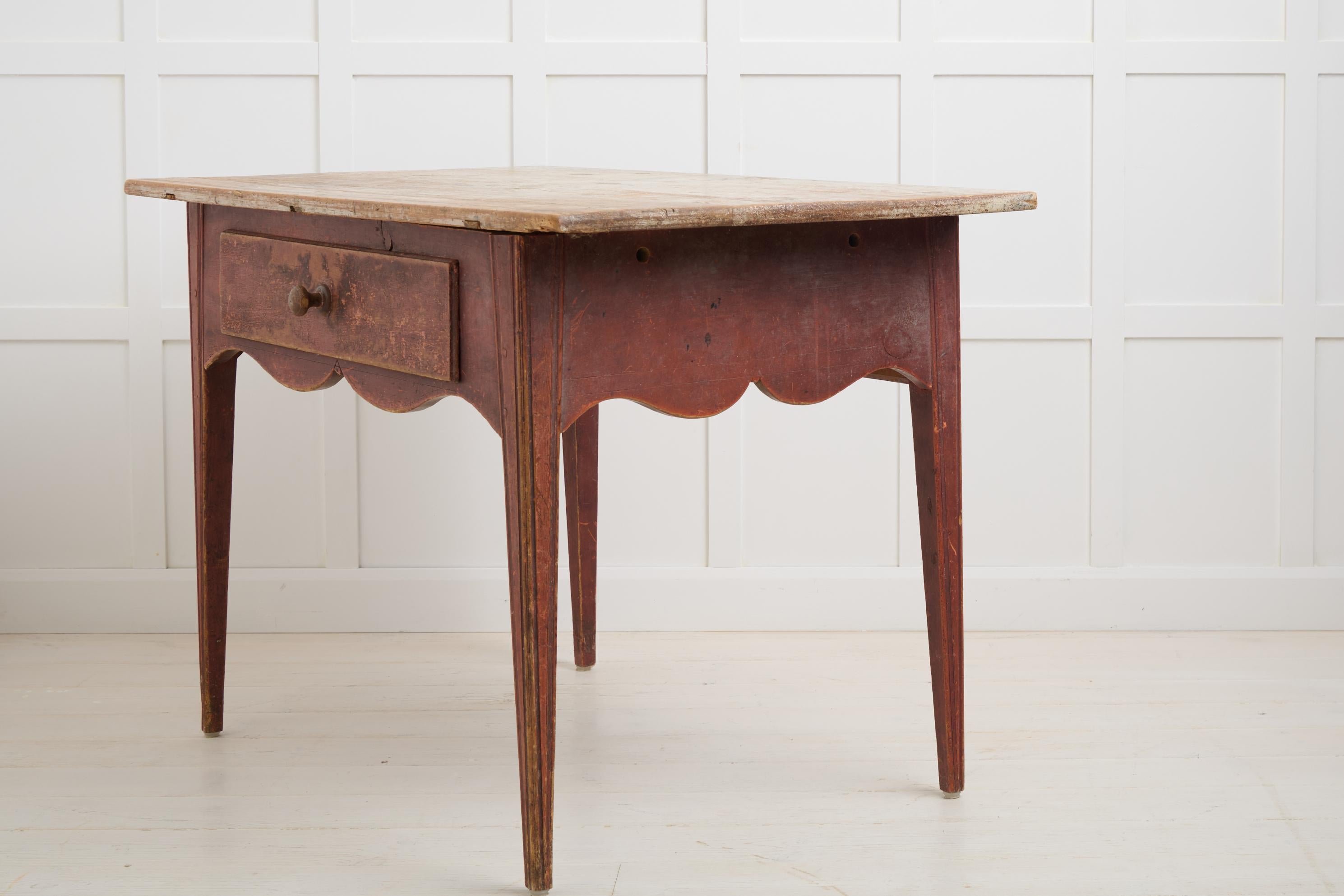 Antique Swedish Folk Art Table in Gustavian Style, Drawer and Charming Patina In Good Condition In Kramfors, SE