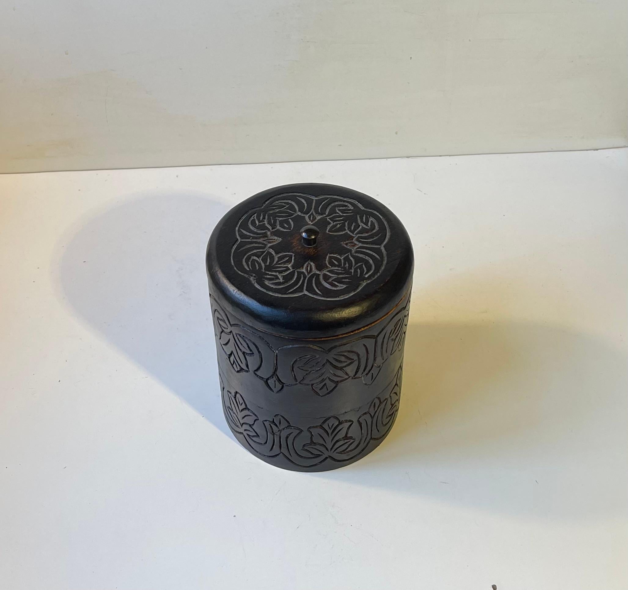Une belle boîte à thé en bois ébonisé et usiné à la main, d'origine suédoise - vers 1850-1890. Pièce d'art populaire réalisée par un artisan inconnu. 

Dimensions : H : 18 cm, Diamètre : 15 cm.