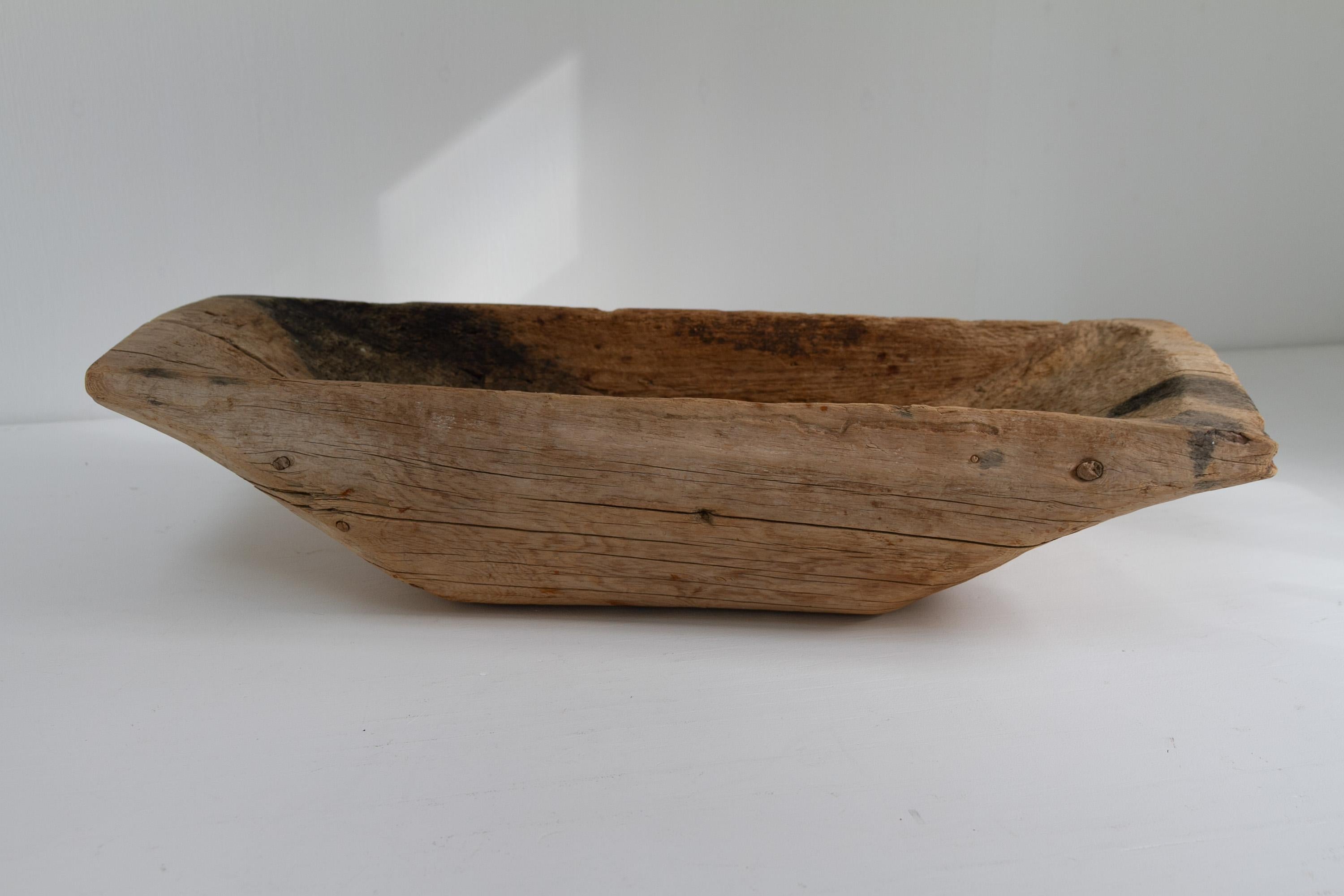 Arte popolare Antico abbeveratoio in legno di arte popolare svedese, fine '800. in vendita
