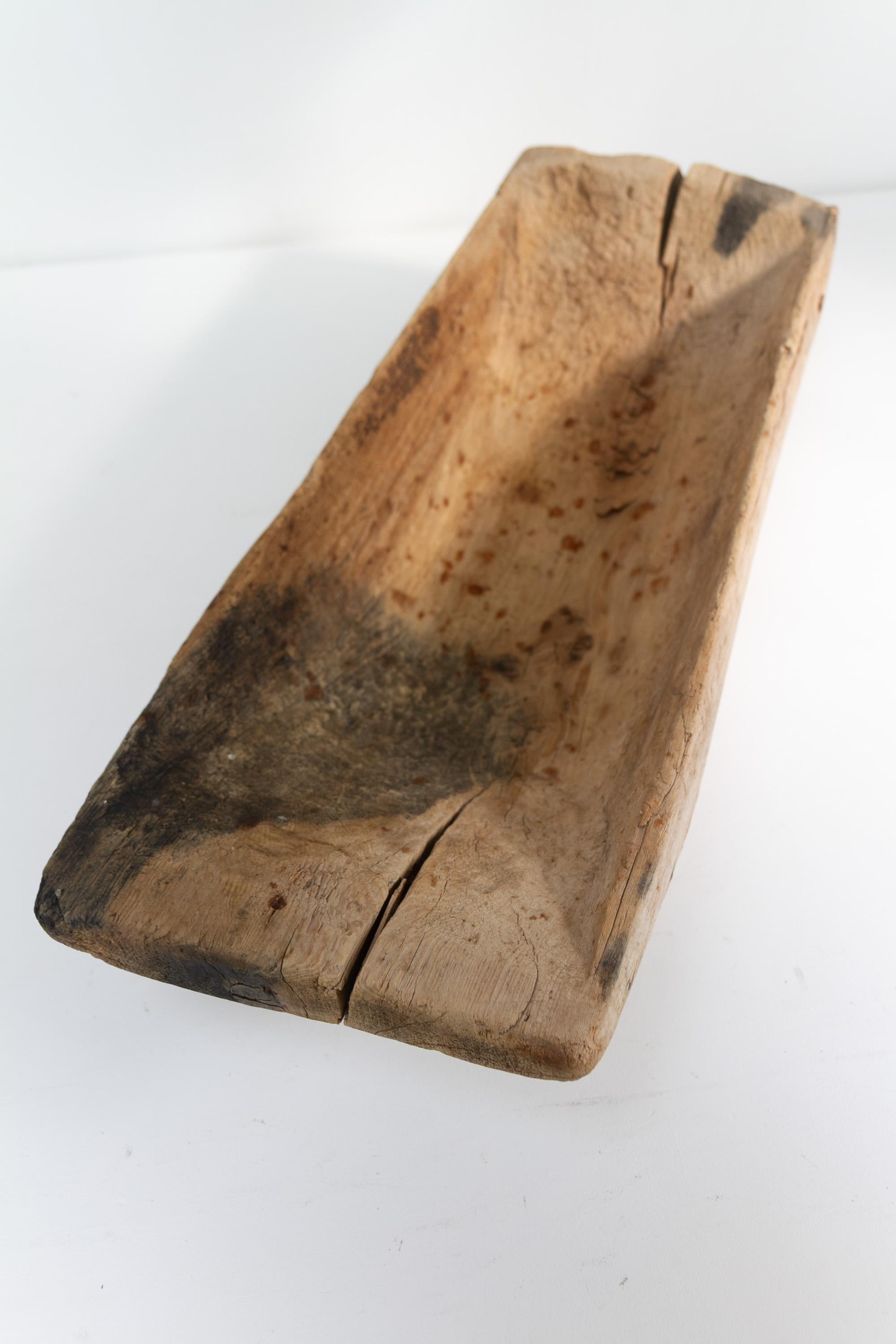 Antico abbeveratoio in legno di arte popolare svedese, fine '800. In condizioni deteriorate in vendita a Asaa, DK