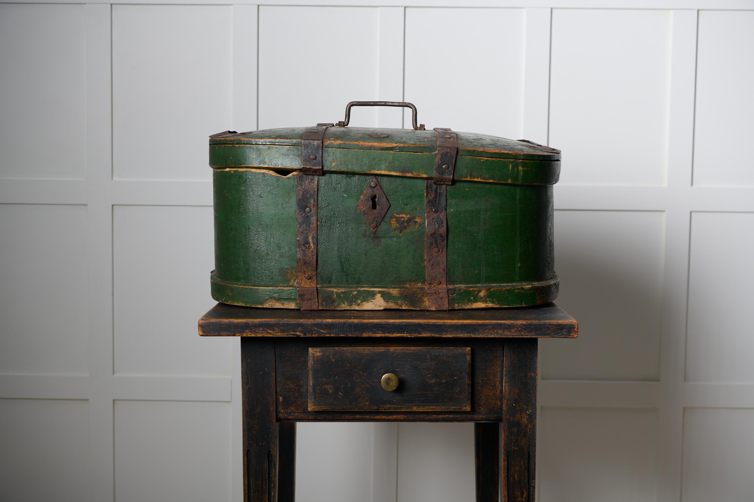 Antigua caja de arte popular, llamada Forskrin, que se utilizaba en los viajes para guardar documentos y objetos de valor hacia finales del siglo XVIII. Fabricada en el norte de Suecia con pino macizo y herrajes de hierro forjados a mano. Estado