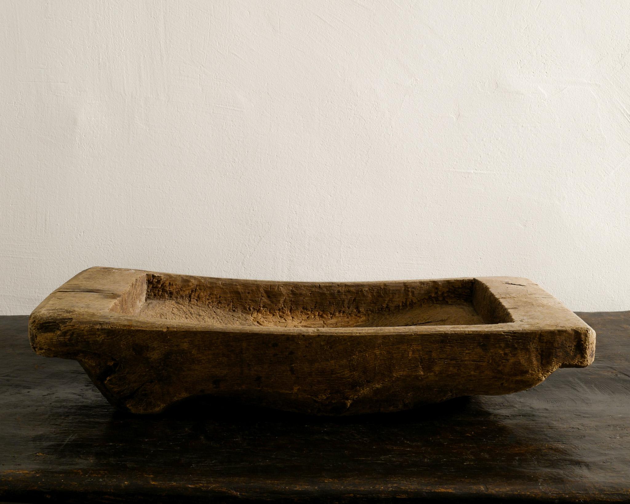 Rare antique wooden tray / bowl in hand carved oak with some free form details produced in Sweden in the early 1900s. In good original condition. 

Dimensions: H: 12 cm / 4.75
