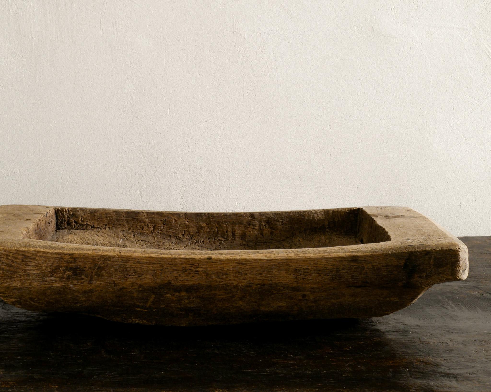 Antique Swedish Free Form Hand Carved Wooden Oak Tray Produced Early 1900s In Good Condition In Stockholm, SE