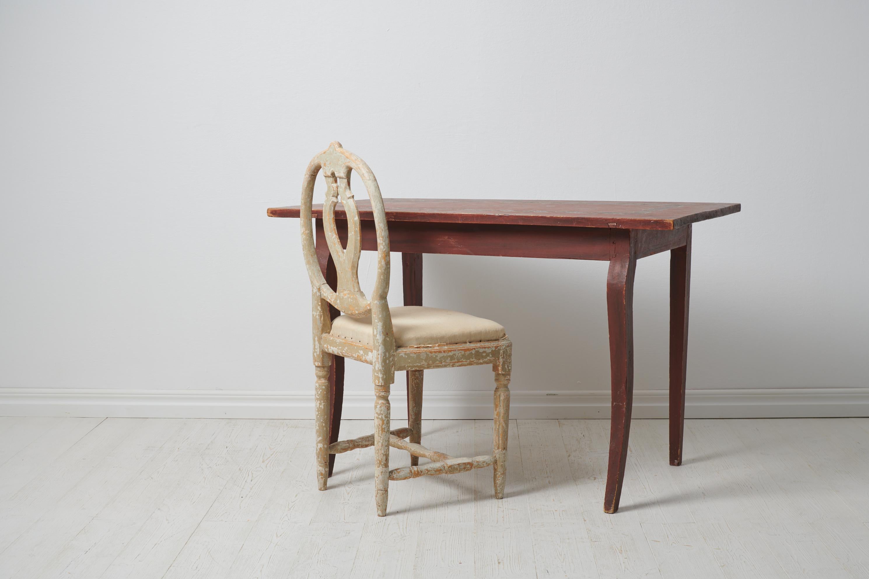 Antiker schwedischer Konsolentisch aus den 1820er Jahren. Der Tisch ist ein echtes schwedisches Landhausmöbel, handgefertigt aus massiver Kiefer. Der Tisch hat die ursprüngliche, unberührte Farbe mit einer auf die Tischplatte gemalten Zierleiste.