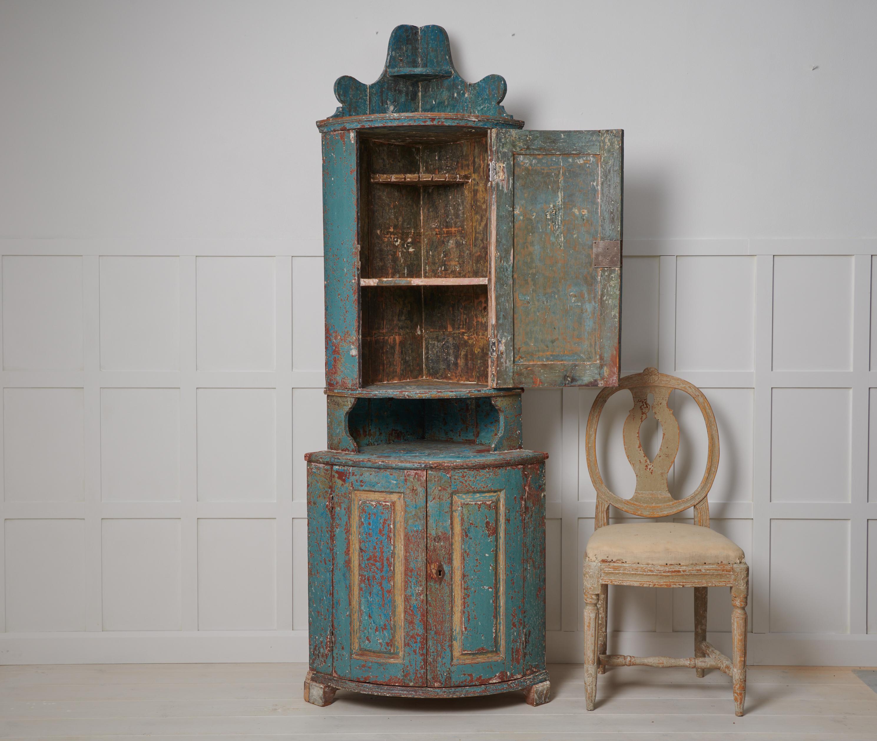 Antique Swedish Genuine Country Corner Cabinet  In Good Condition For Sale In Kramfors, SE