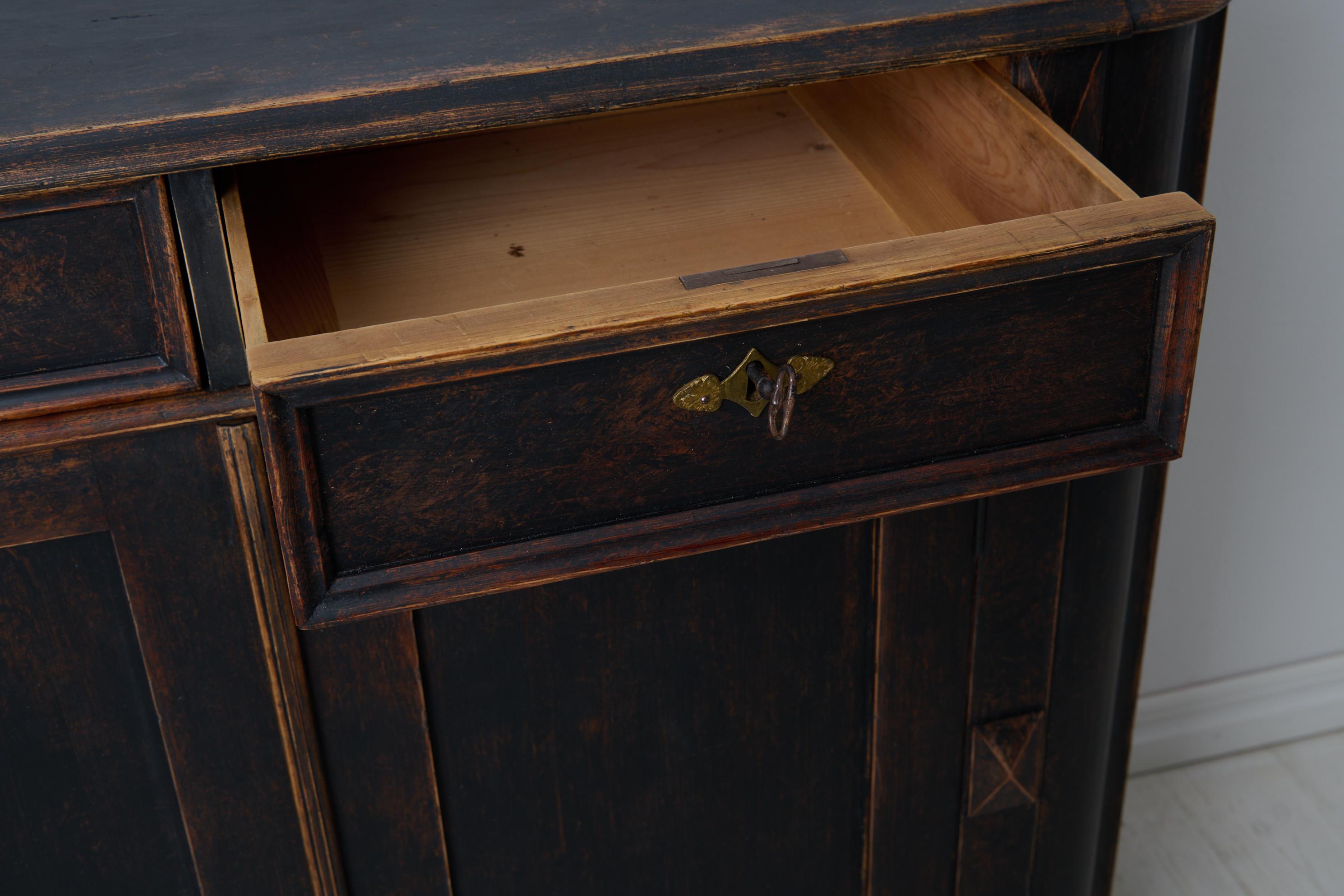 Antiquité suédoise authentique buffet de campagne, décor sculpté peinture noire vieillie en vente 2