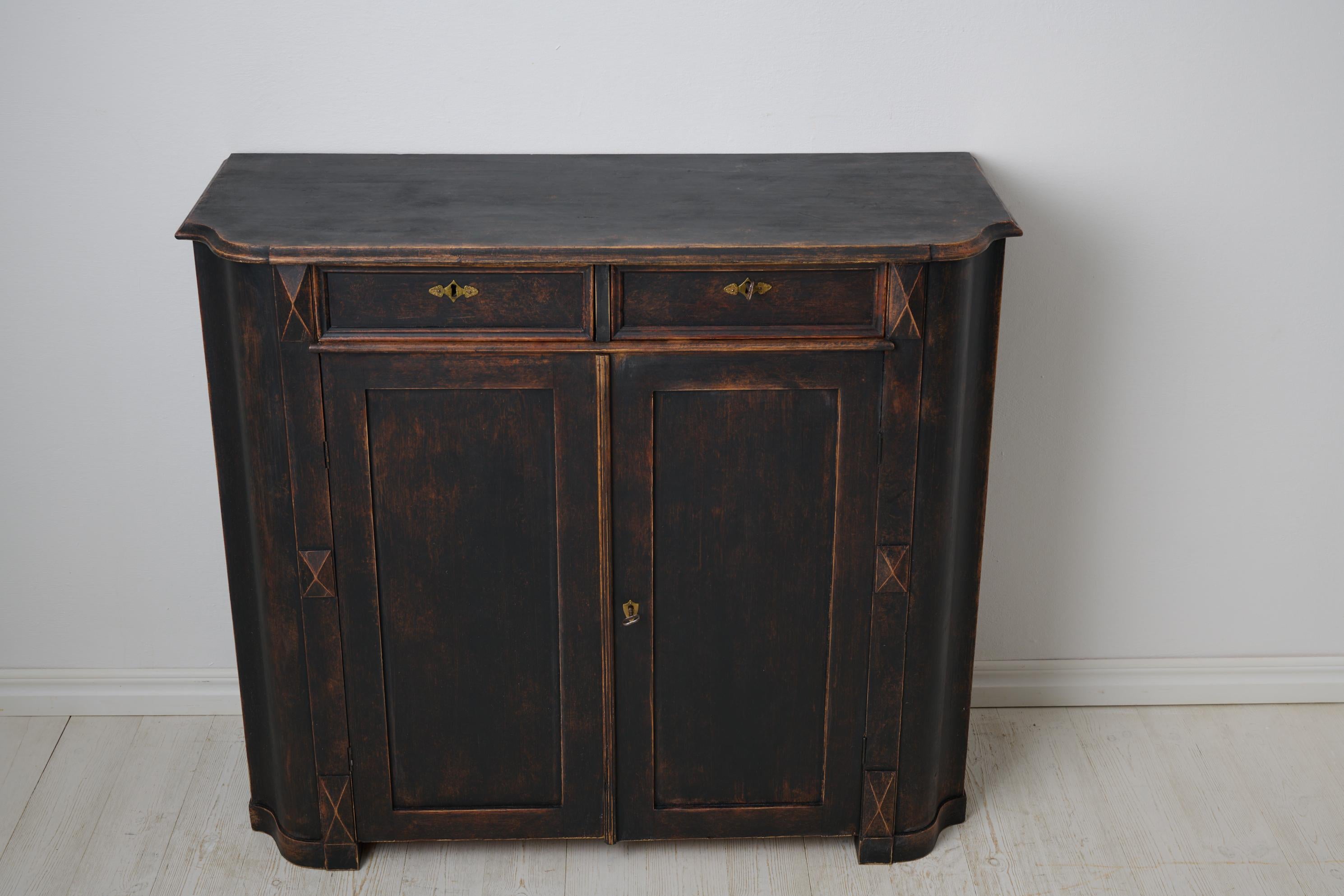 Antiquité suédoise authentique buffet de campagne, décor sculpté peinture noire vieillie en vente 3