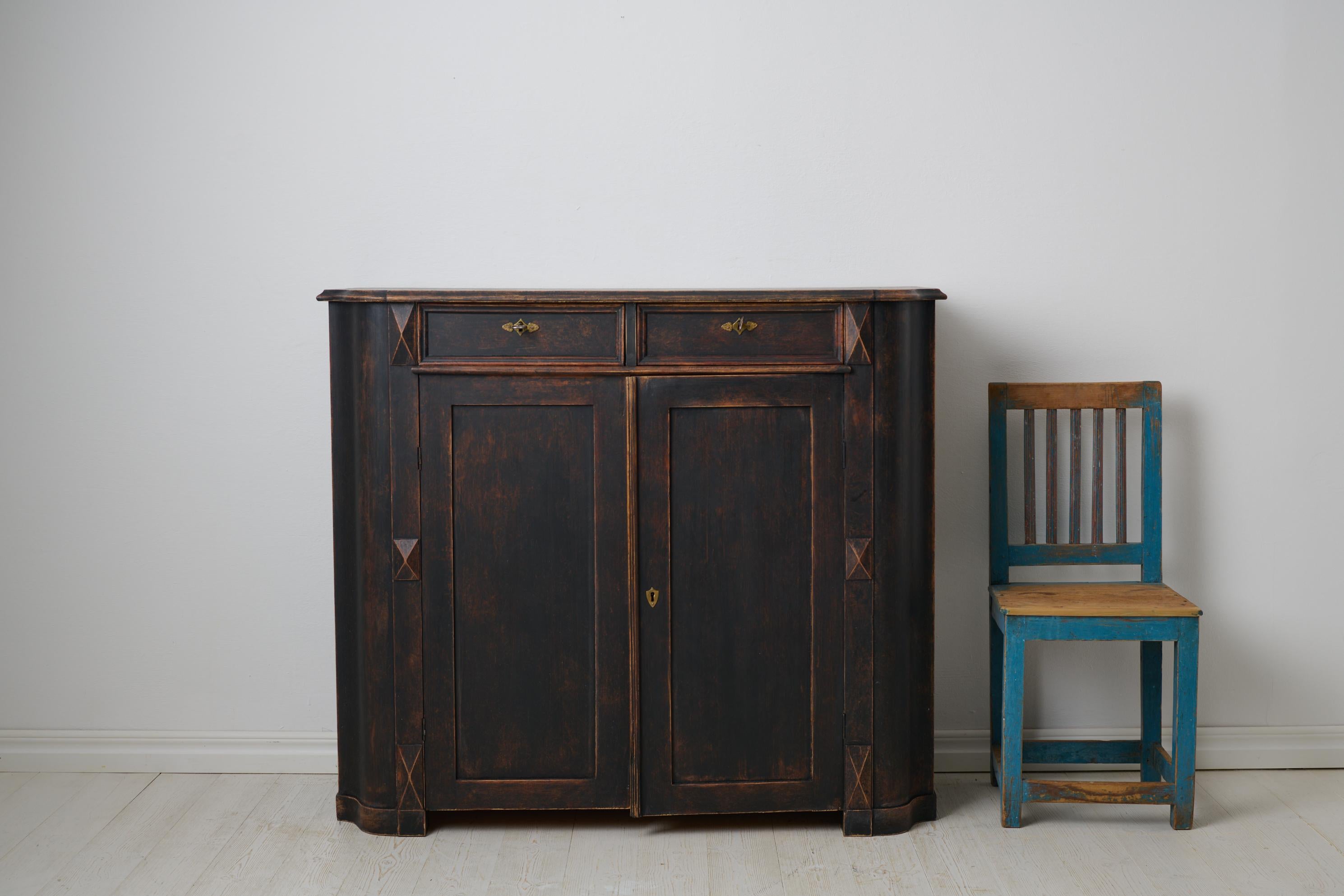 Buffet suédois ancien, un véritable meuble de maison de campagne du milieu du 19e siècle, vers 1850 à 1860. Fabriqué à la main dans le nord de la Suède à partir de pin suédois massif. Coins incurvés et diamants décoratifs. L'intérieur n'a jamais été