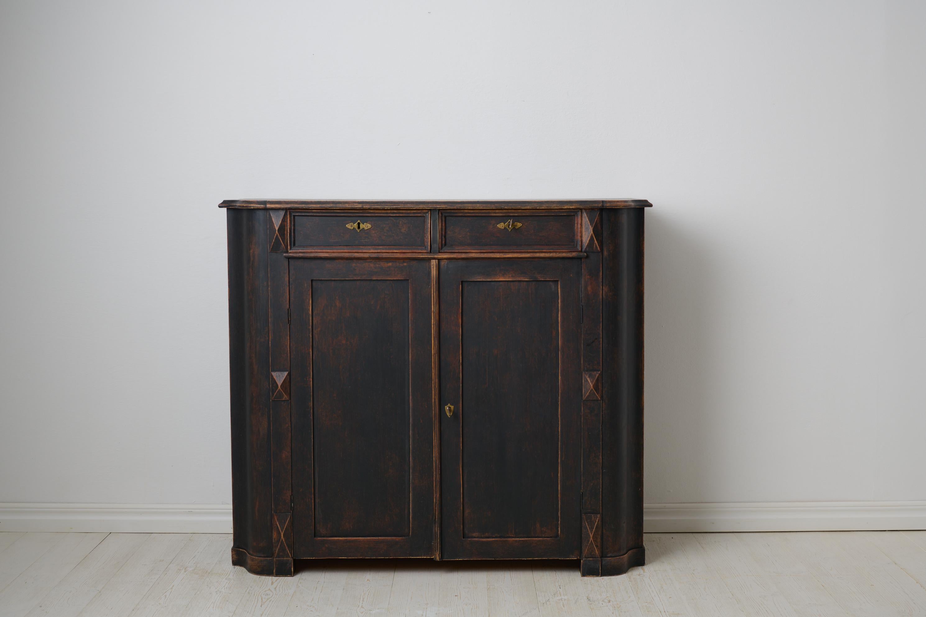 Country Antiquité suédoise authentique buffet de campagne, décor sculpté peinture noire vieillie en vente