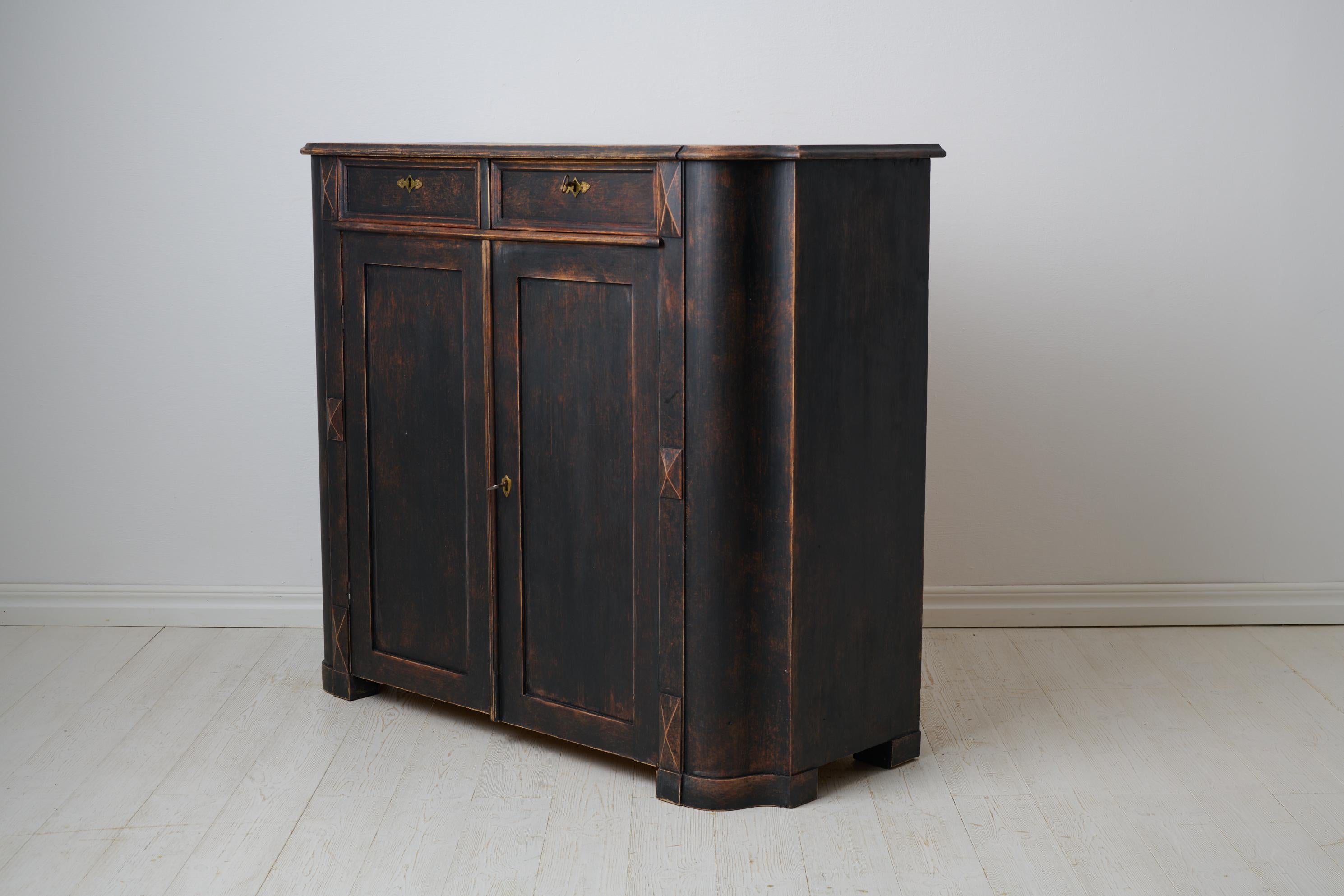 Fait main Antiquité suédoise authentique buffet de campagne, décor sculpté peinture noire vieillie en vente
