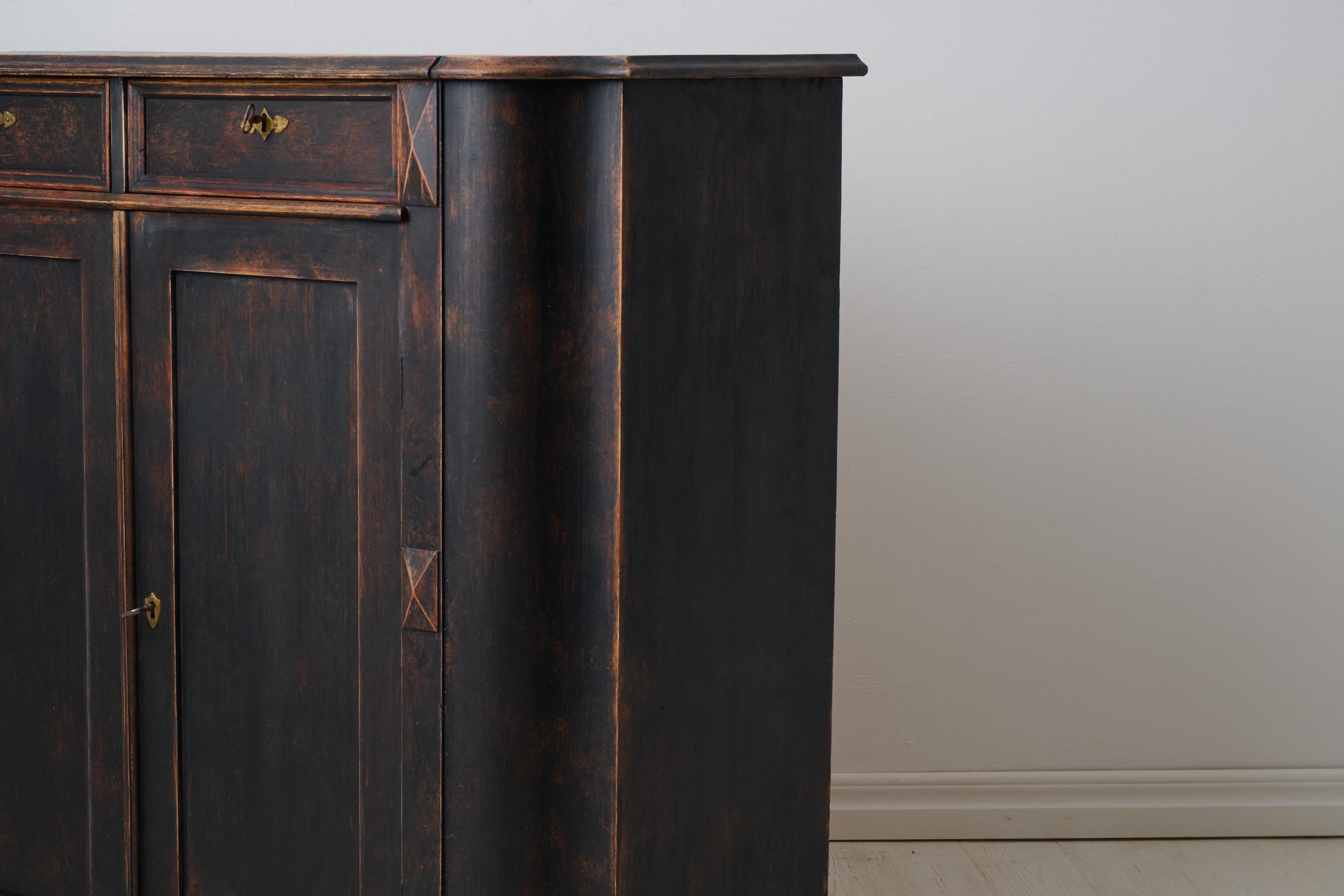 Antiquité suédoise authentique buffet de campagne, décor sculpté peinture noire vieillie Bon état - En vente à Kramfors, SE