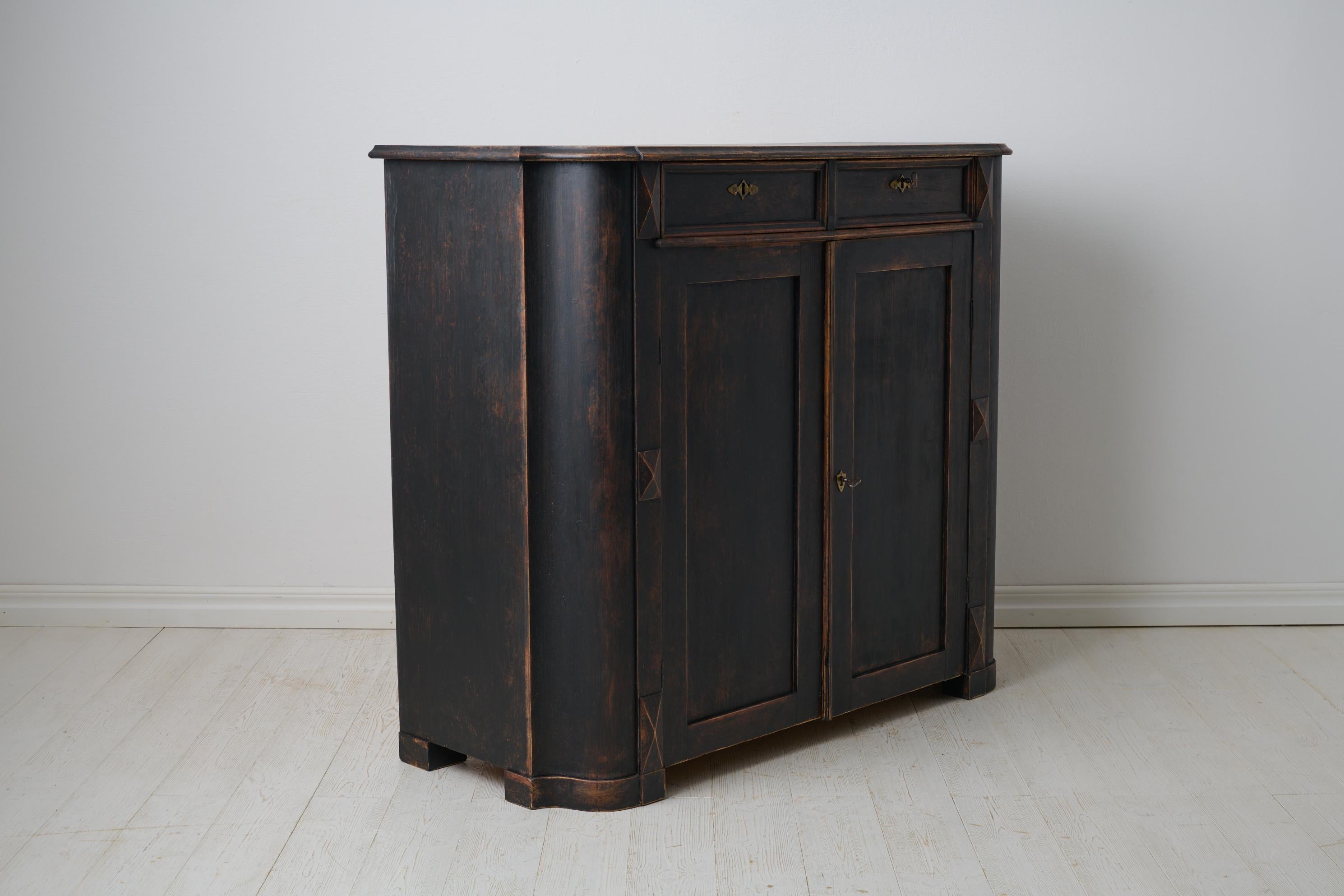 XIXe siècle Antiquité suédoise authentique buffet de campagne, décor sculpté peinture noire vieillie en vente