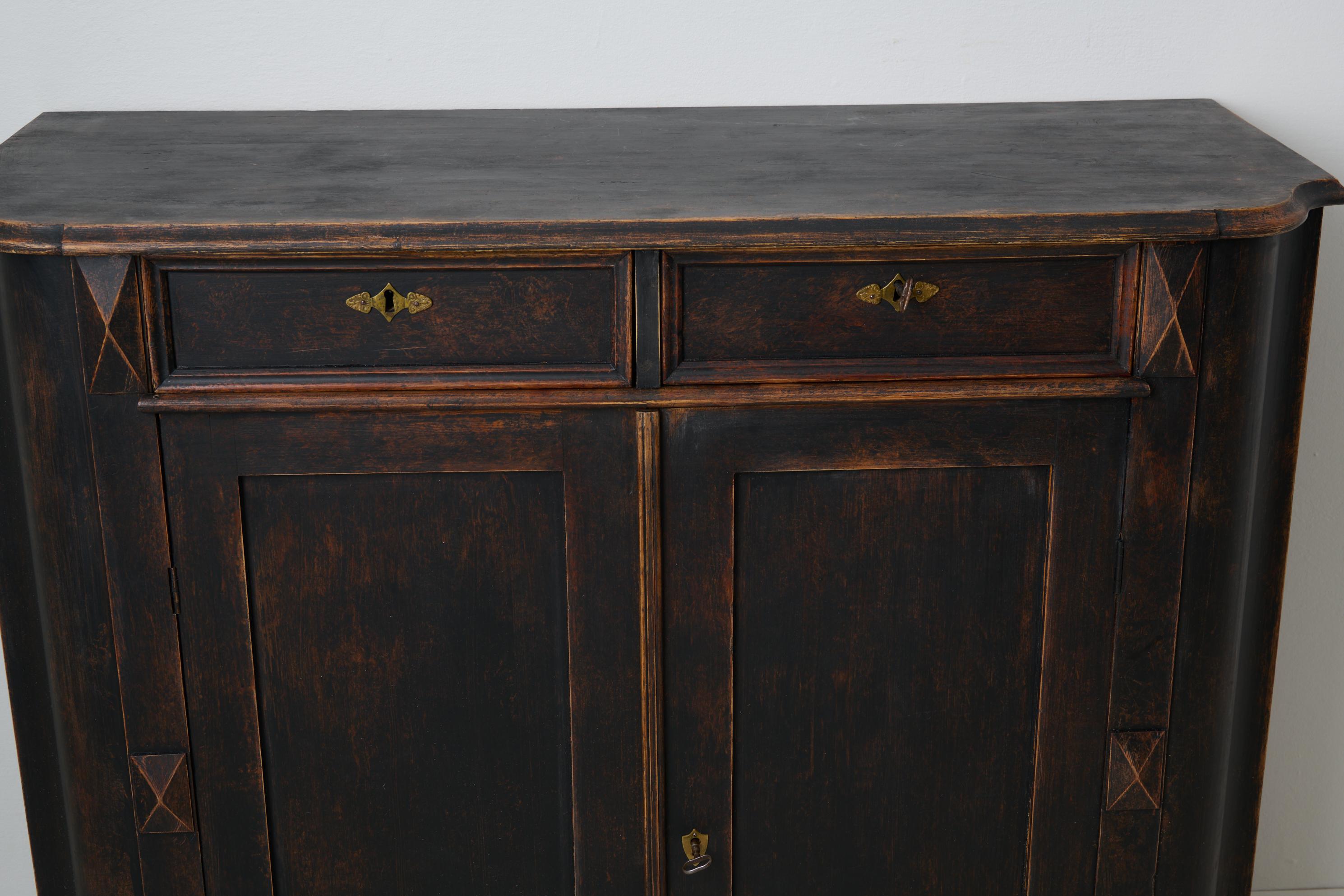 Pin Antiquité suédoise authentique buffet de campagne, décor sculpté peinture noire vieillie en vente