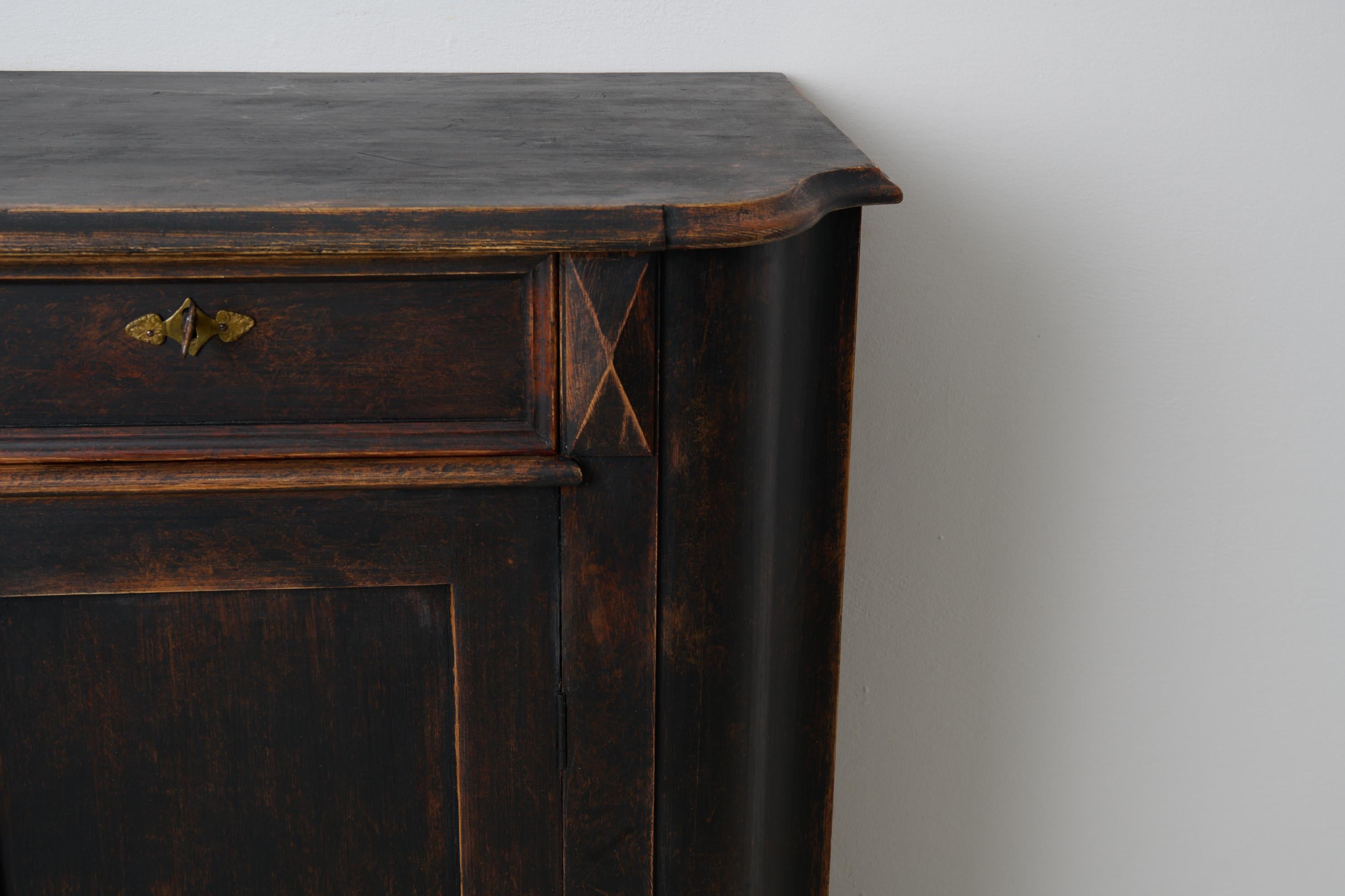 Antiquité suédoise authentique buffet de campagne, décor sculpté peinture noire vieillie en vente 1