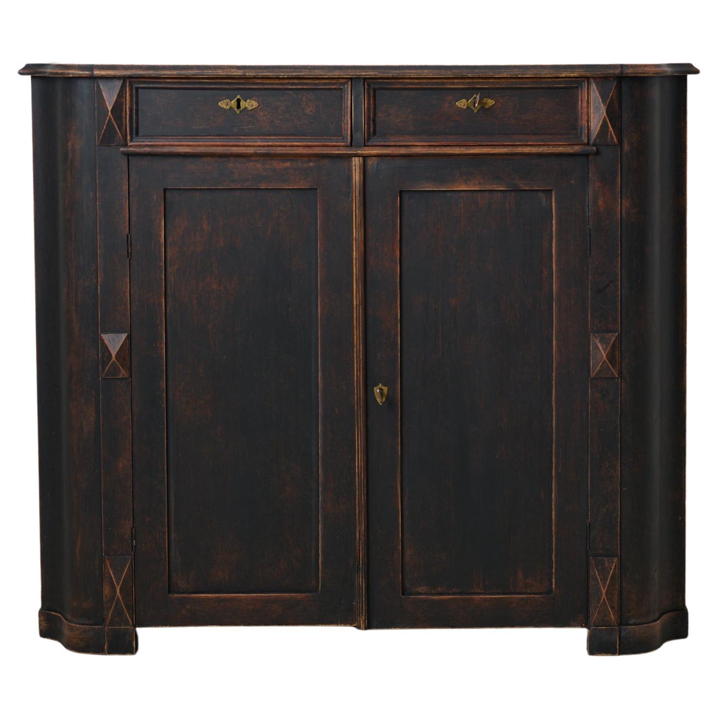 Antiquité suédoise authentique buffet de campagne, décor sculpté peinture noire vieillie en vente