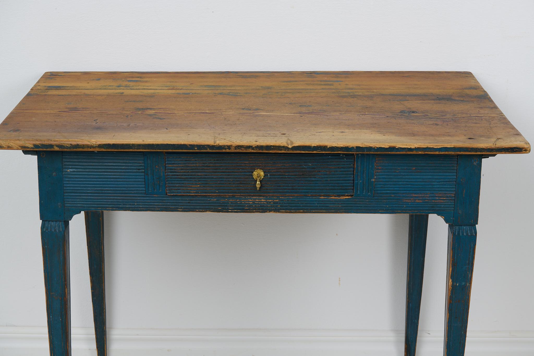 Antique Swedish Genuine Desk with Original Paint from the Gustavian Period 4