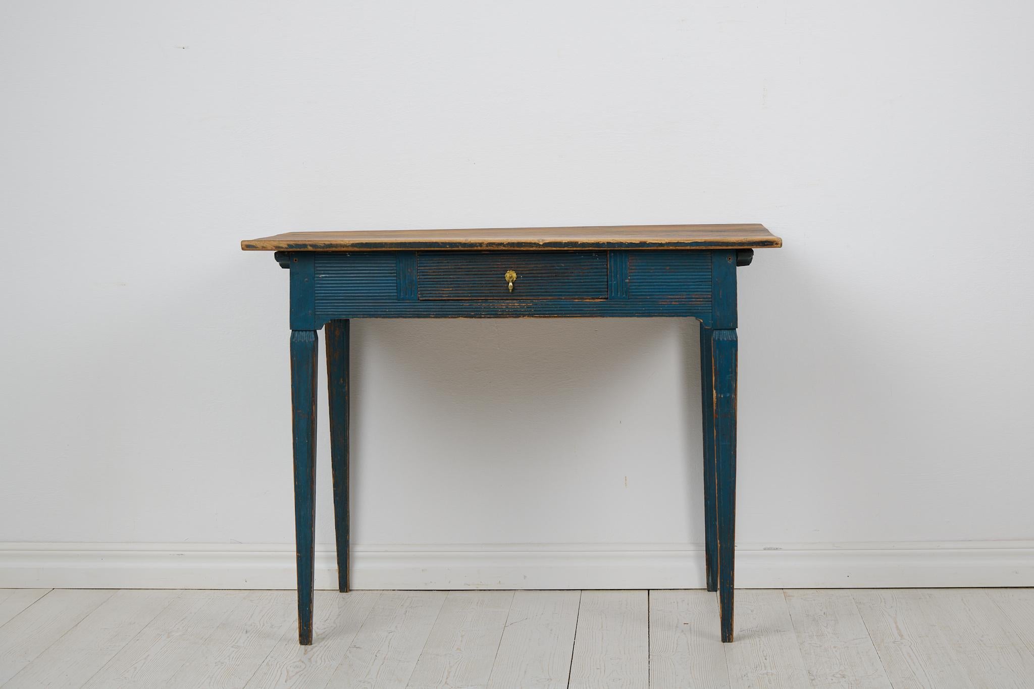 Antique Swedish gustavian desk from the gustavian period. The desk is in original untouched condition with the original, first layer of paint. Made by hand in northern Sweden around 1820 with a frame in solid pine. Straight tapered legs and an apron