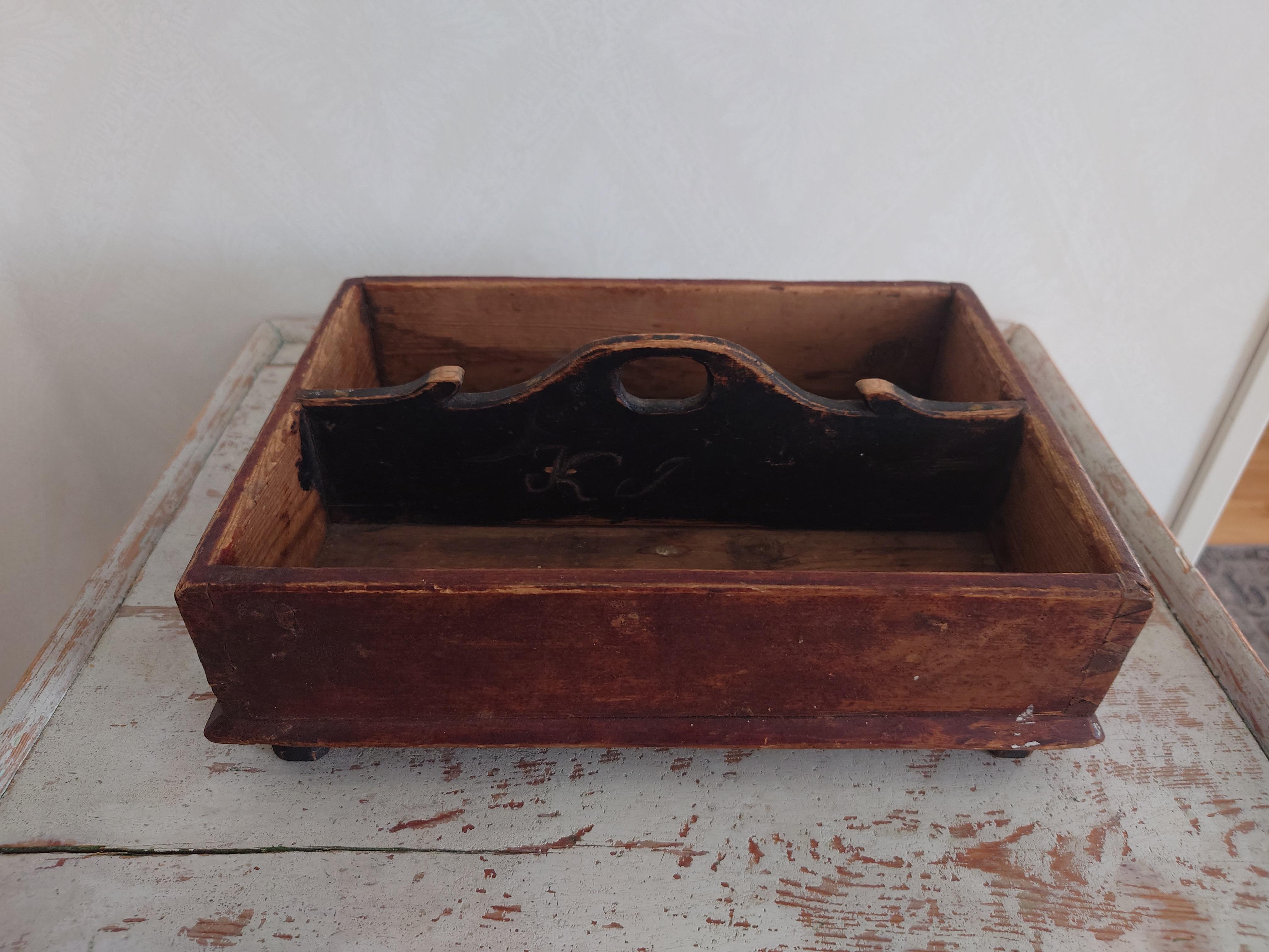 A charming mid 19th Century two-section Cuterly tray with a handled -divider.
The Tray is dated 1857 & signed KJD
It has a lovely original color & stunning patina.

You can use it in your home in many different ways.You can store cuterlys, fruit