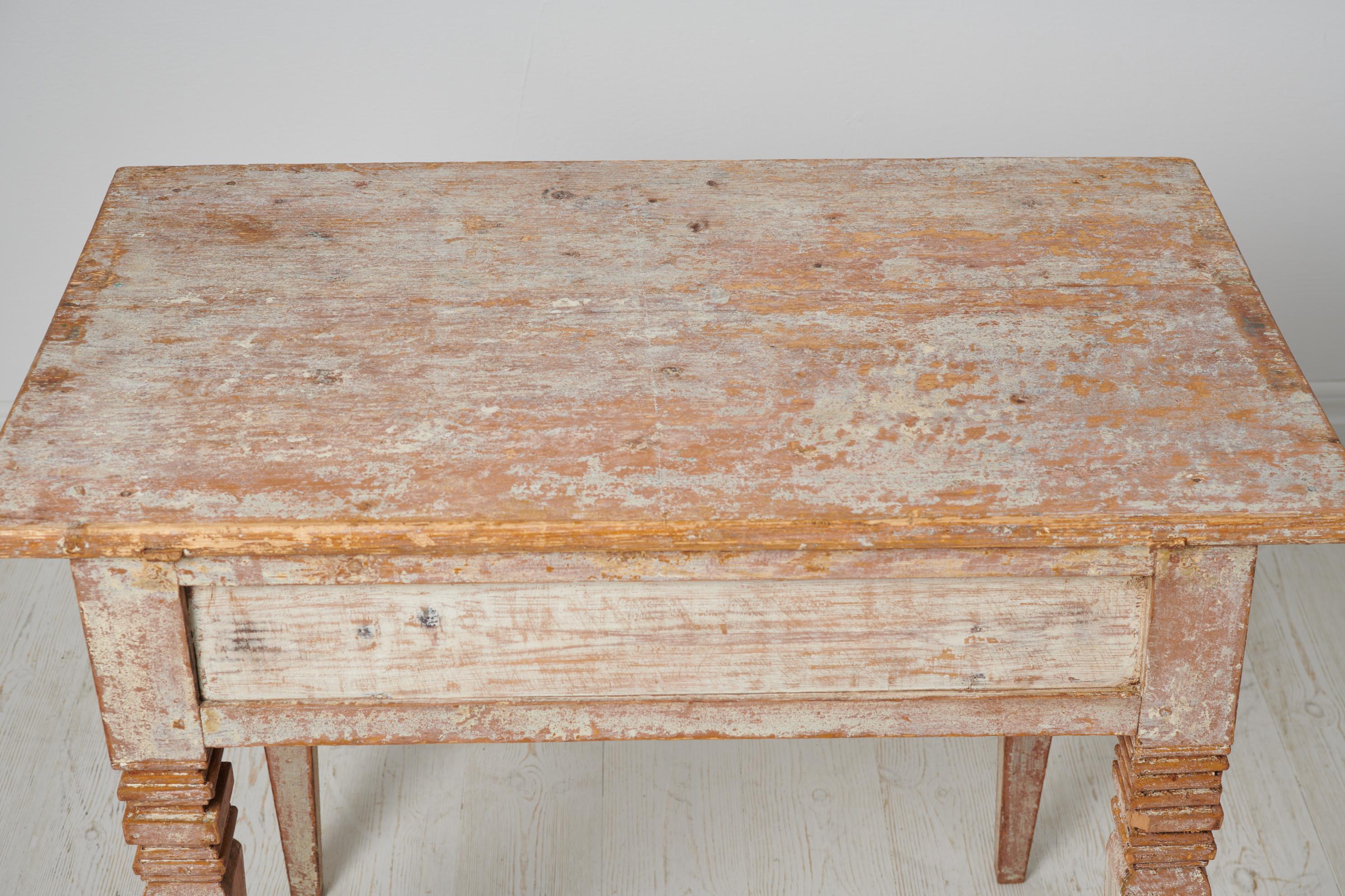 Petite table néoclassique suédoise ancienne authentique de style gustavien en vente 1