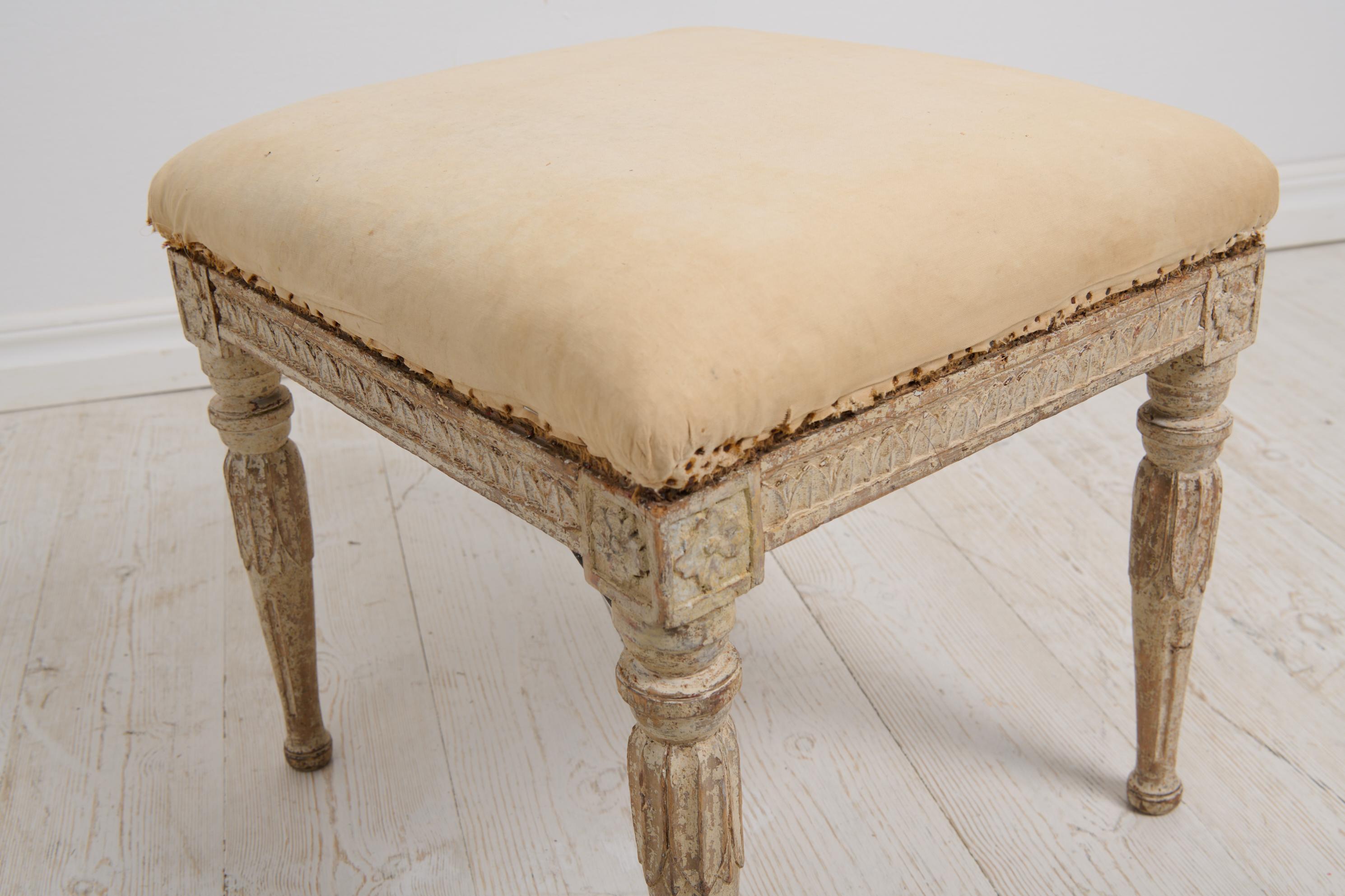 Antique Swedish Genuine Gustavian Period Decorated Foot Stool with Original Seat Bon état - En vente à Kramfors, SE