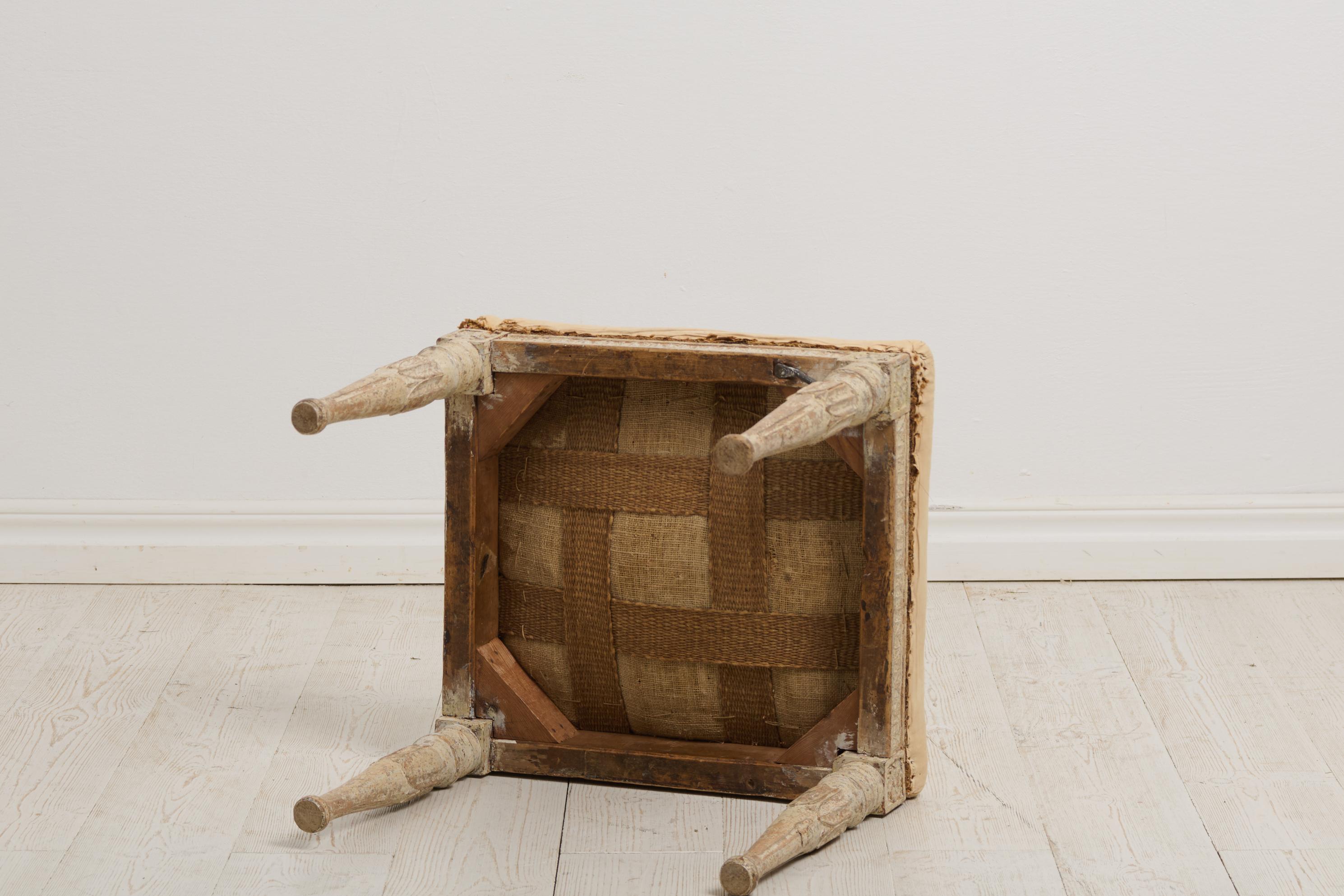 XVIIIe siècle Antique Swedish Genuine Gustavian Period Decorated Foot Stool with Original Seat en vente