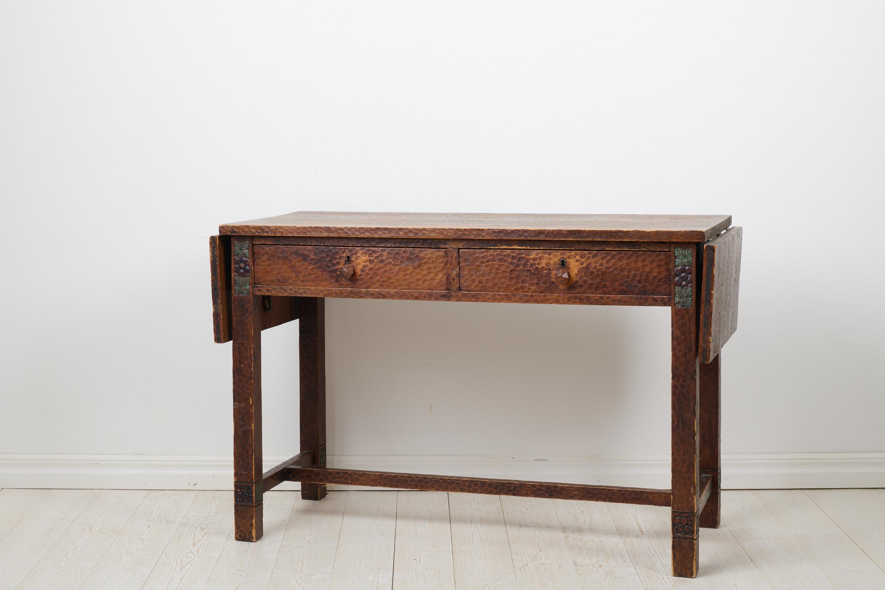 Bureau ancien suédois Grace d'Otto Wretling en pin avec décor sculpté à la main en vente 2