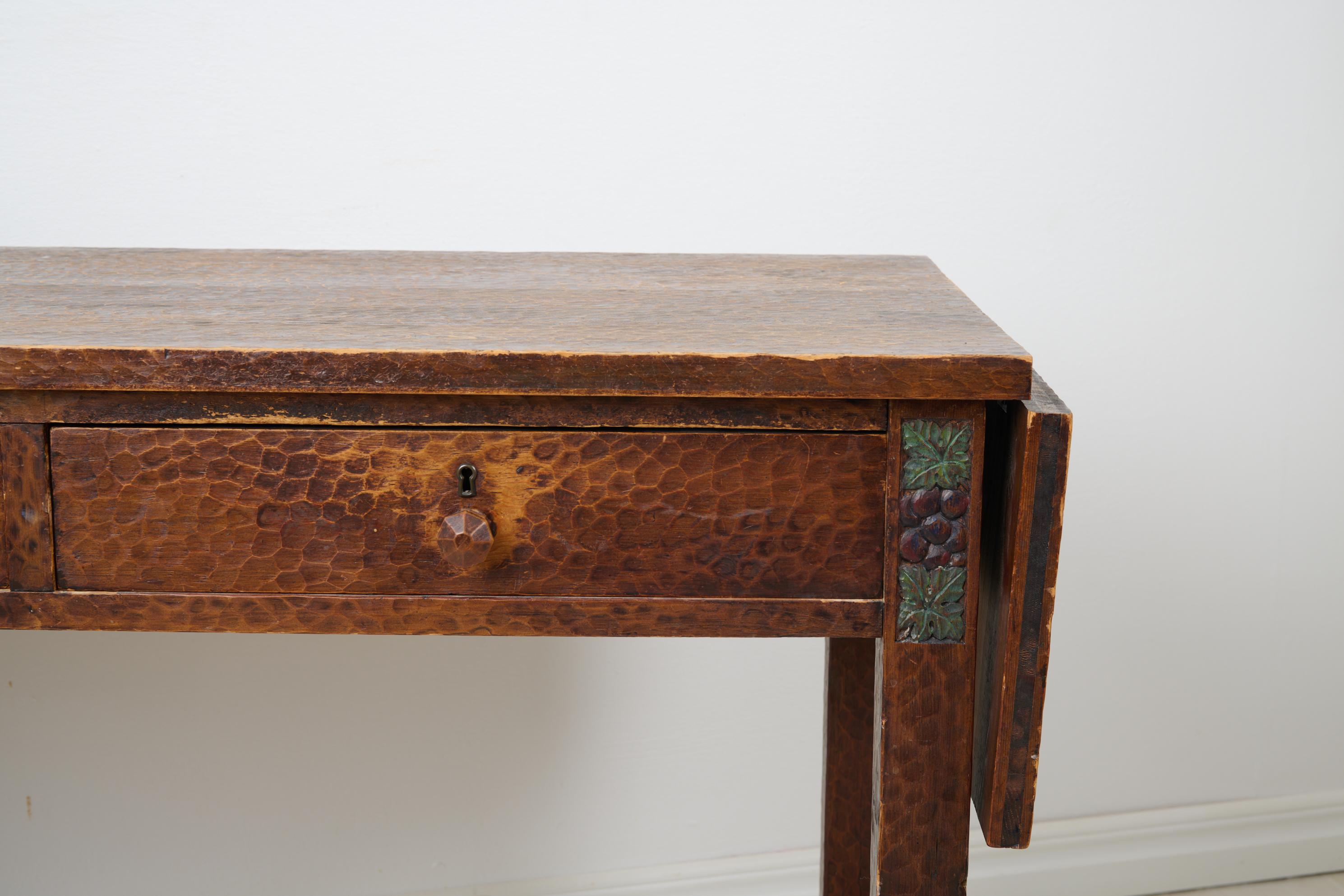 Bureau ancien suédois Grace d'Otto Wretling en pin avec décor sculpté à la main en vente 3