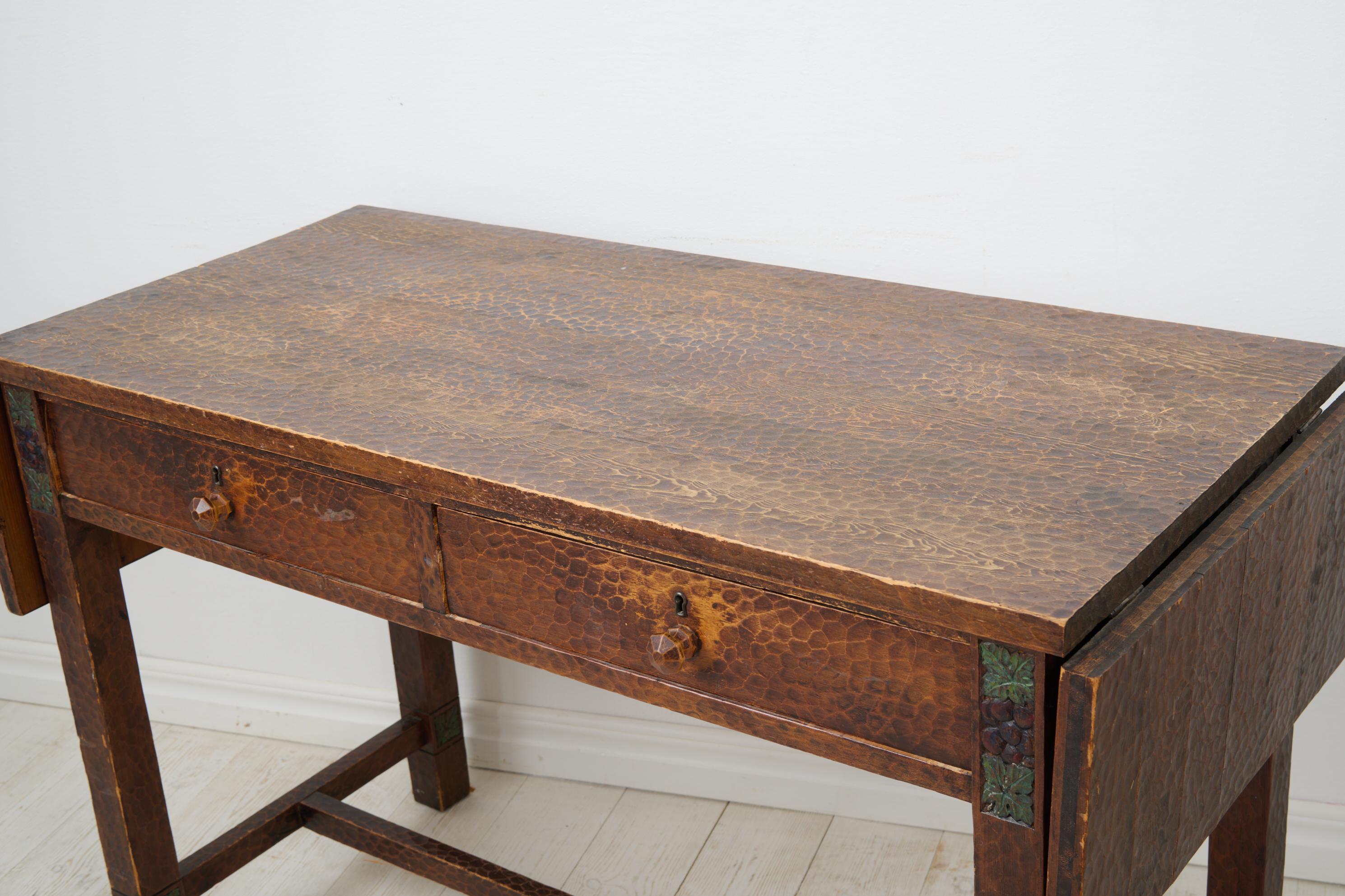 Bureau ancien suédois Grace d'Otto Wretling en pin avec décor sculpté à la main en vente 4