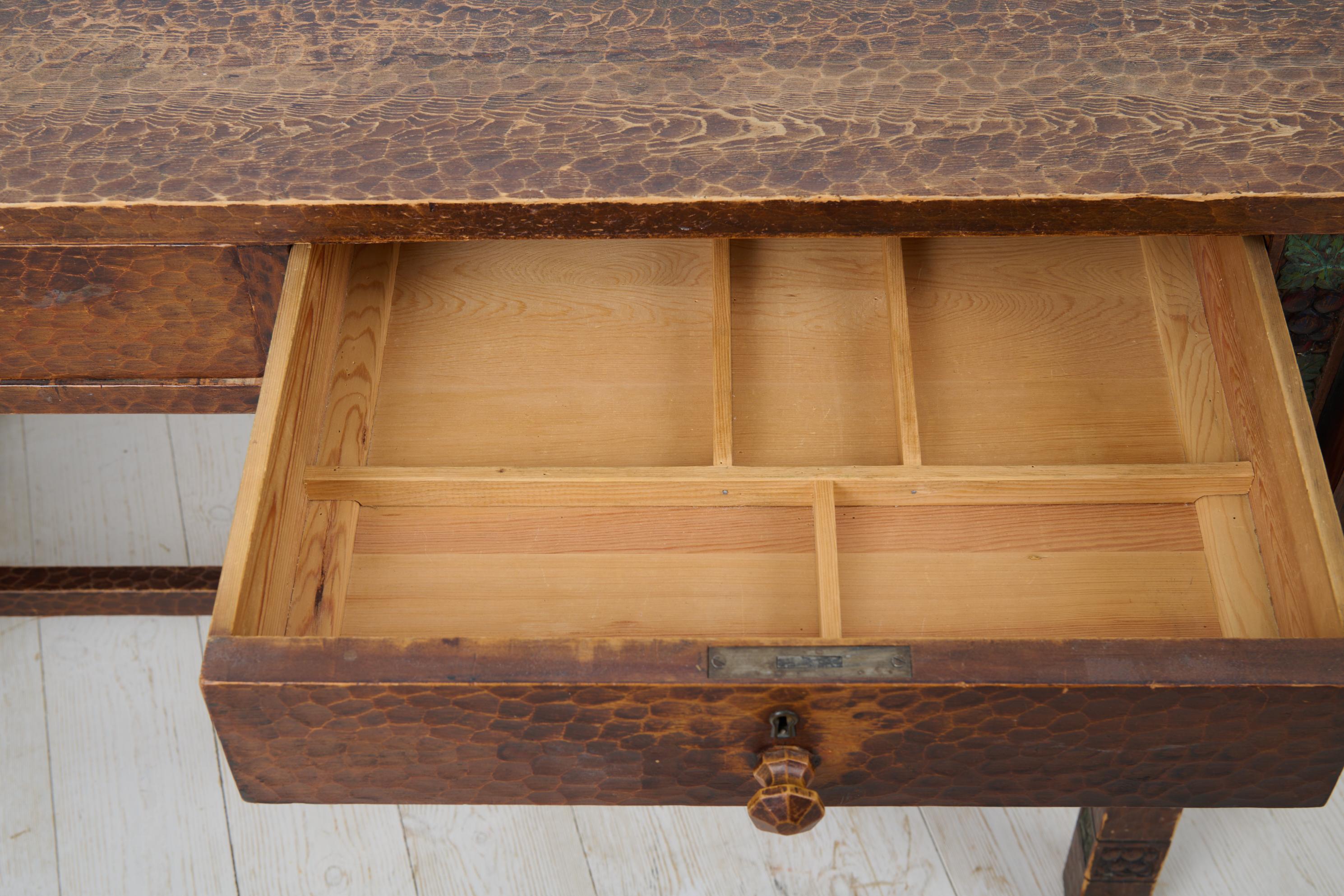Bureau ancien suédois Grace d'Otto Wretling en pin avec décor sculpté à la main en vente 5
