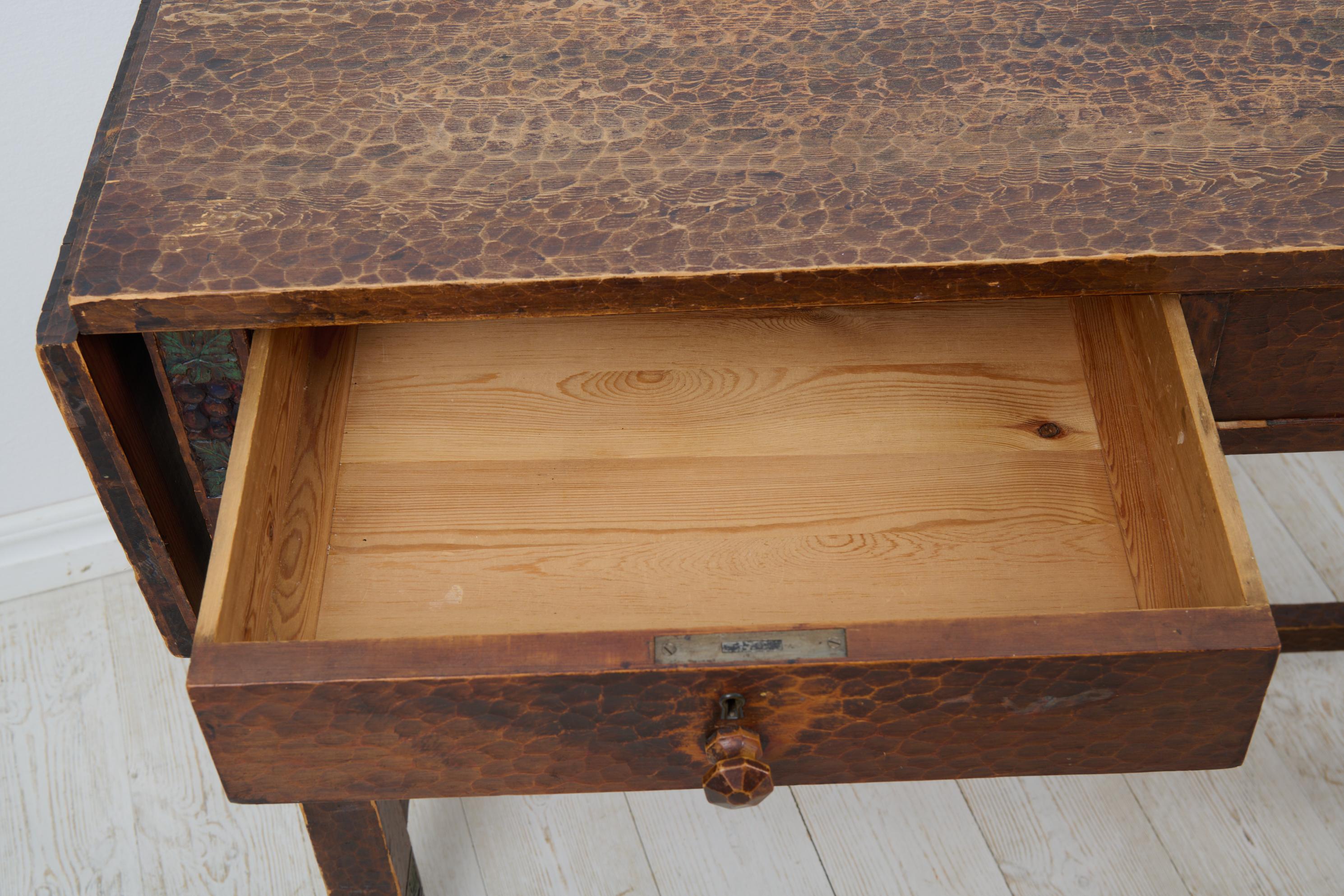 Bureau ancien suédois Grace d'Otto Wretling en pin avec décor sculpté à la main en vente 6