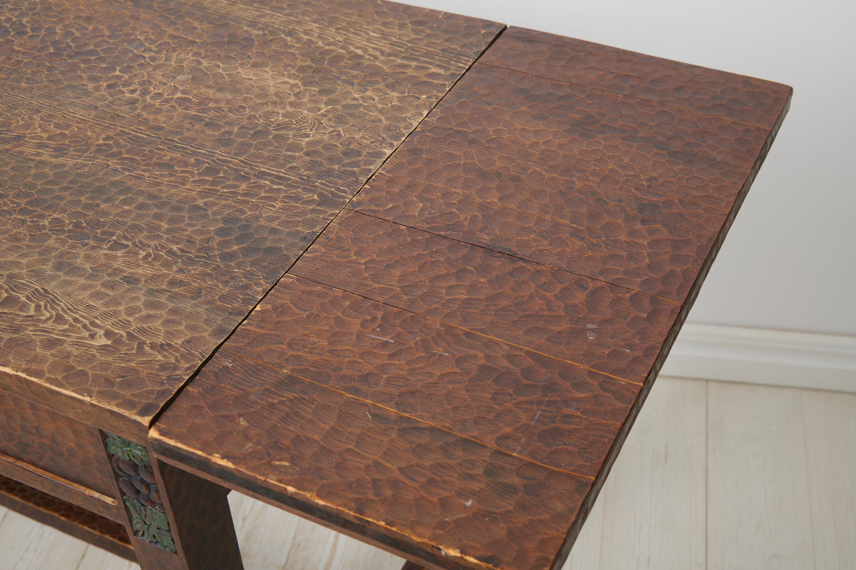 Bureau ancien suédois Grace d'Otto Wretling en pin avec décor sculpté à la main en vente 7