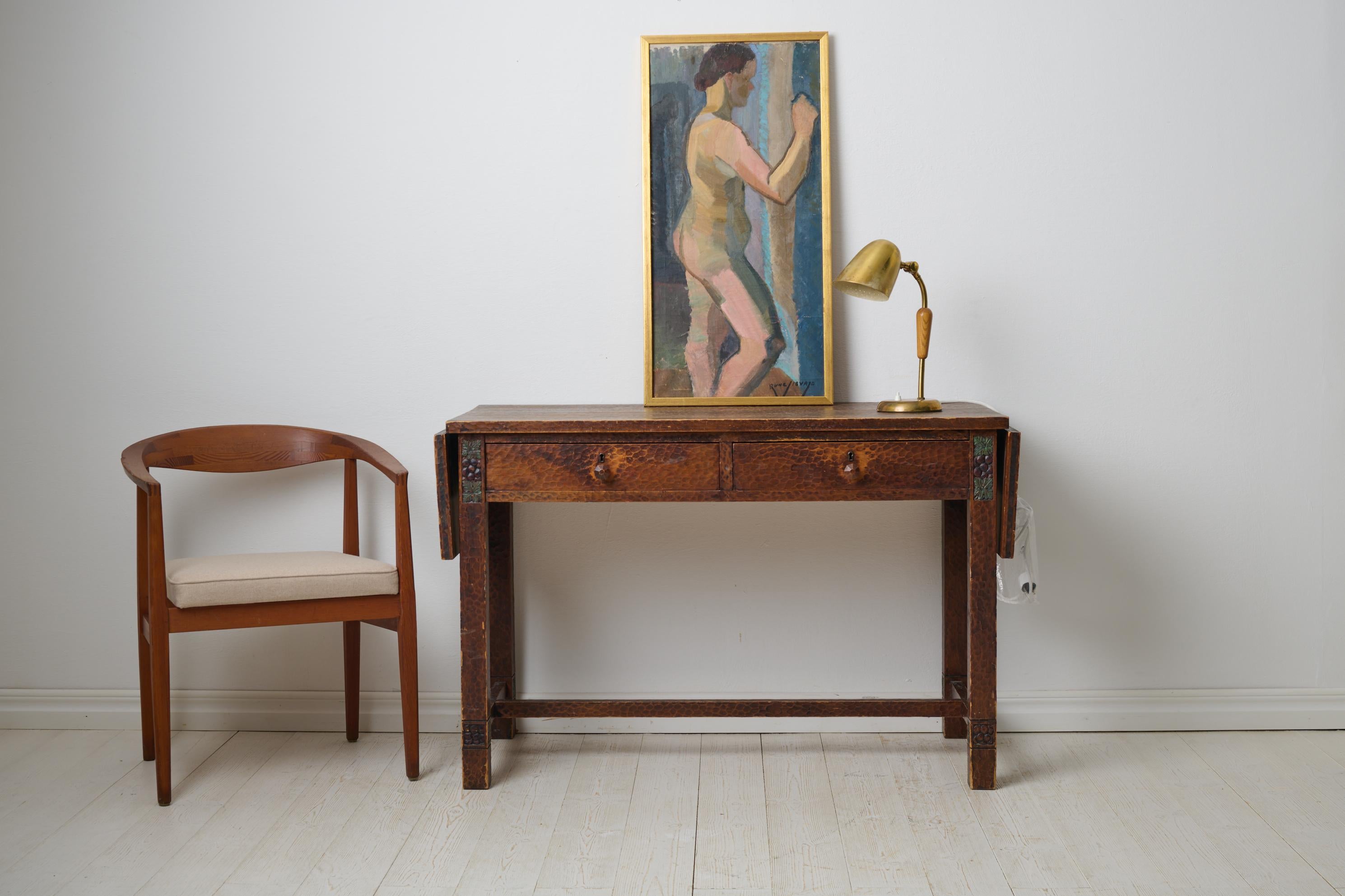 Scandinave moderne Bureau ancien suédois Grace d'Otto Wretling en pin avec décor sculpté à la main en vente