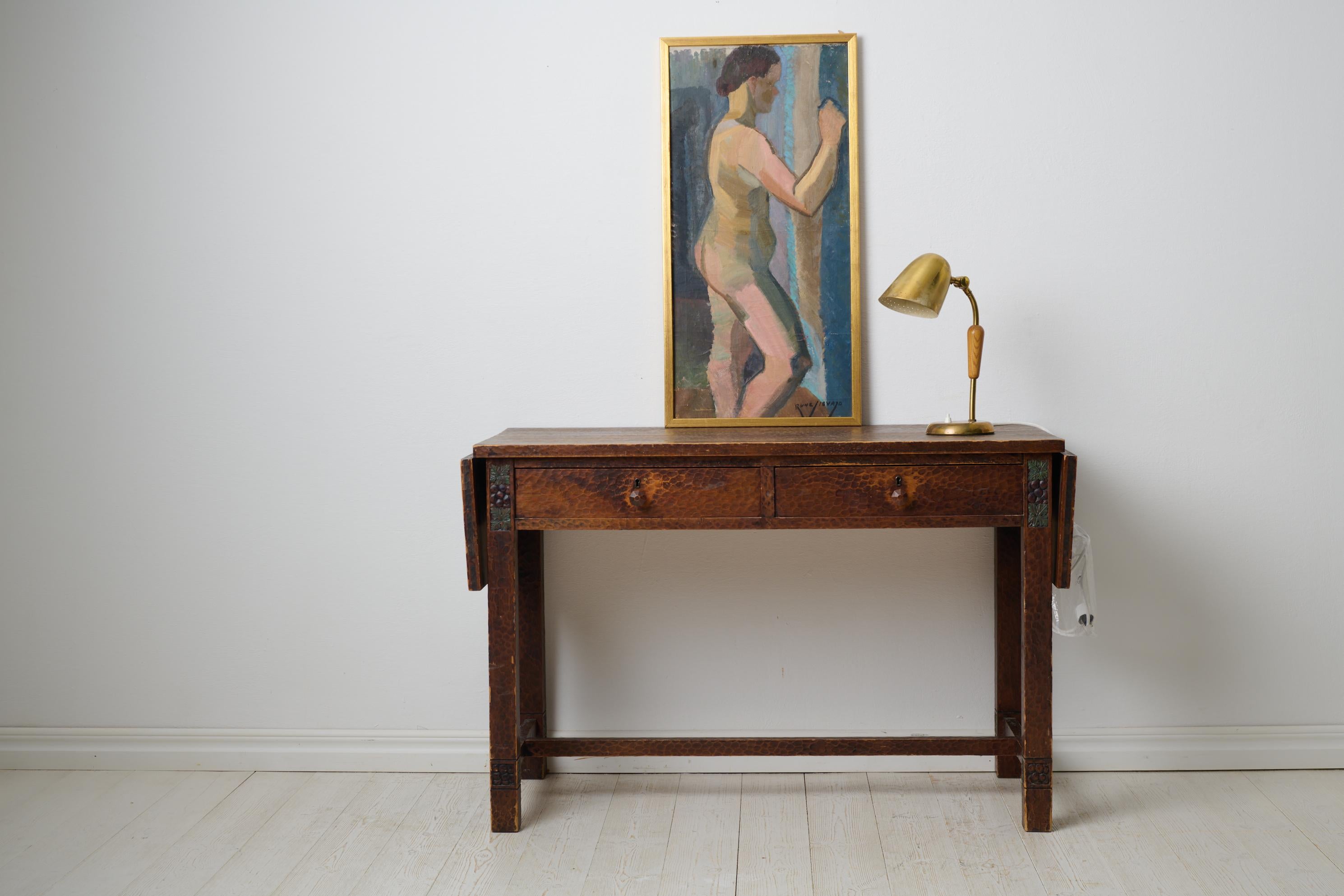 Suédois Bureau ancien suédois Grace d'Otto Wretling en pin avec décor sculpté à la main en vente