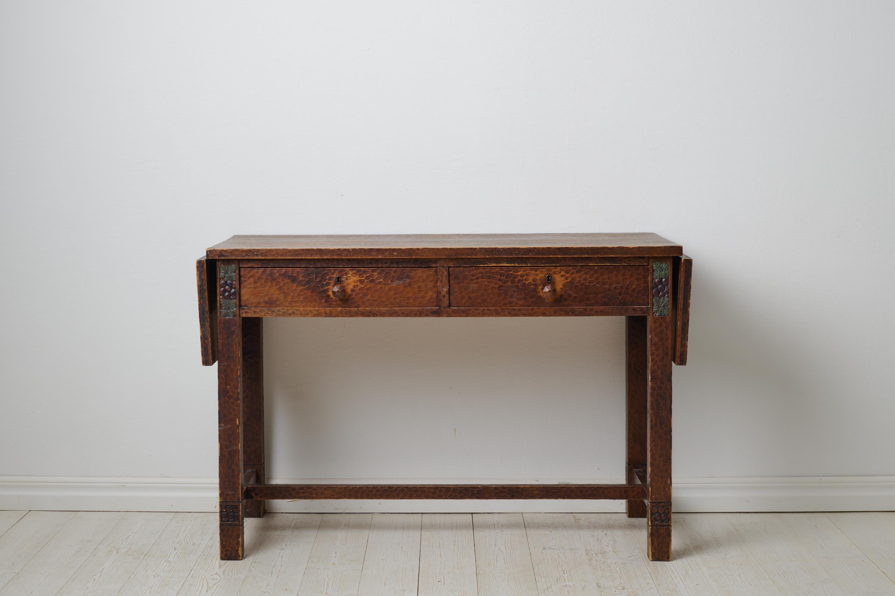 Fait main Bureau ancien suédois Grace d'Otto Wretling en pin avec décor sculpté à la main en vente