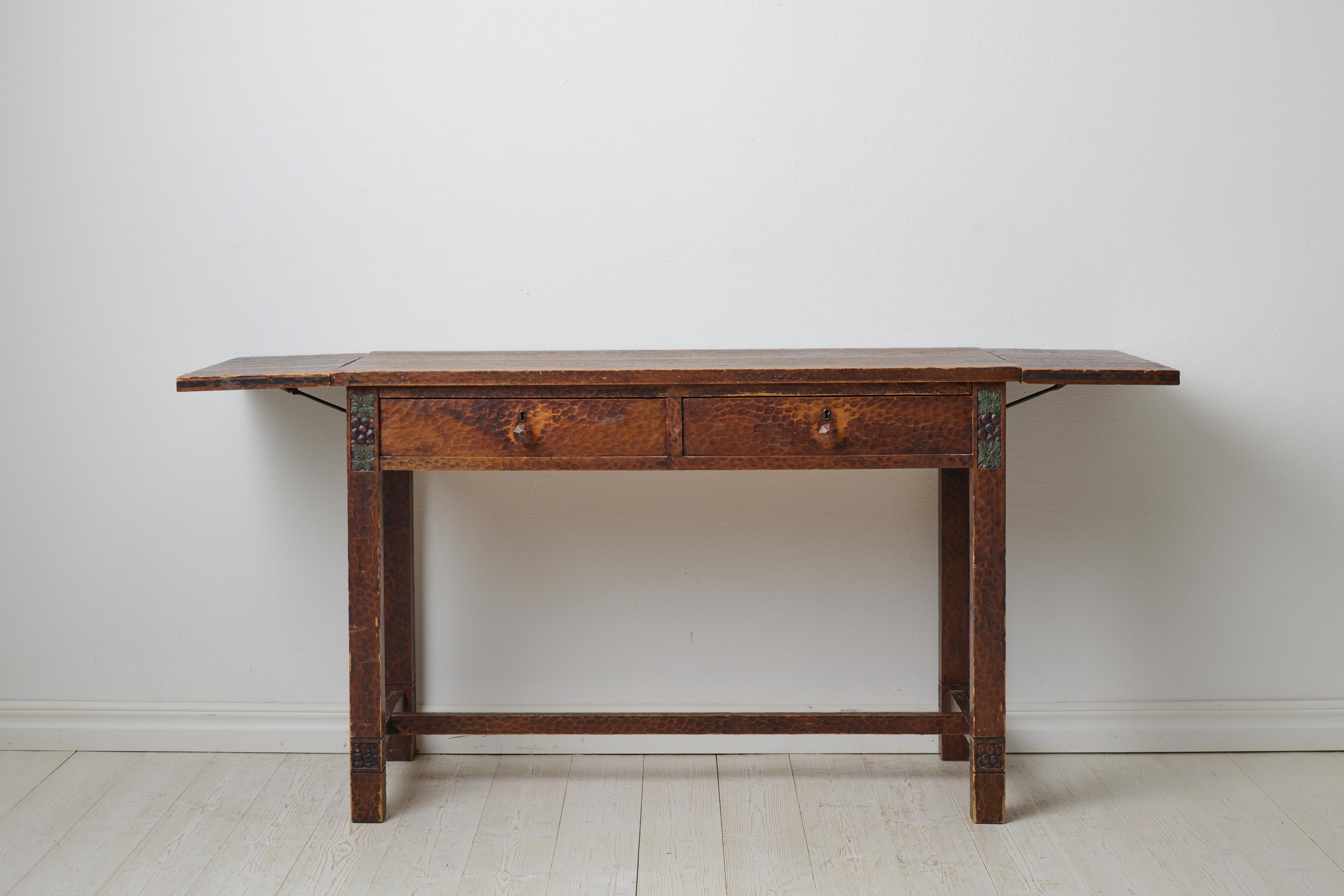 Bureau ancien suédois Grace d'Otto Wretling en pin avec décor sculpté à la main Bon état - En vente à Kramfors, SE