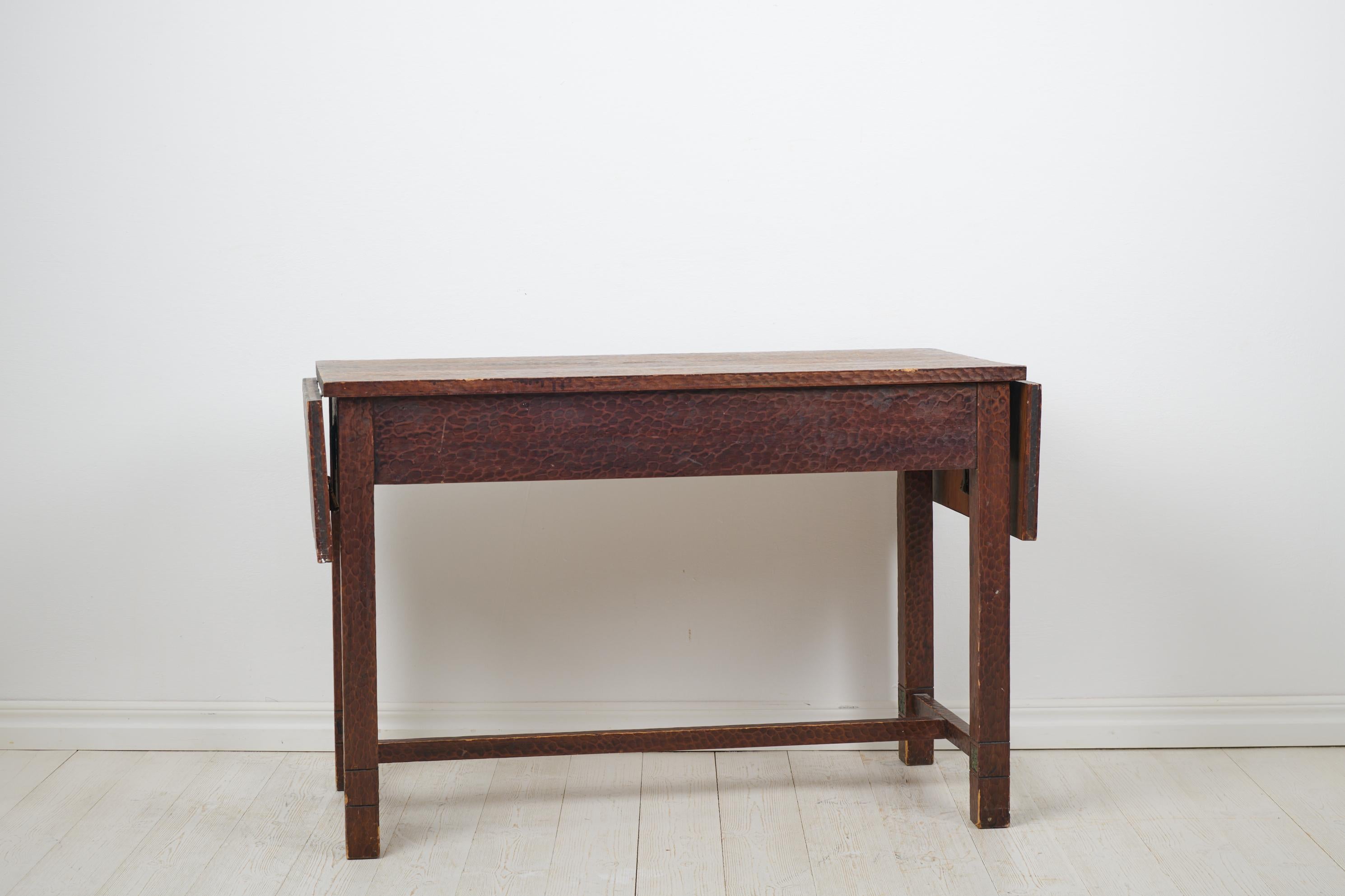Bureau ancien suédois Grace d'Otto Wretling en pin avec décor sculpté à la main en vente 1