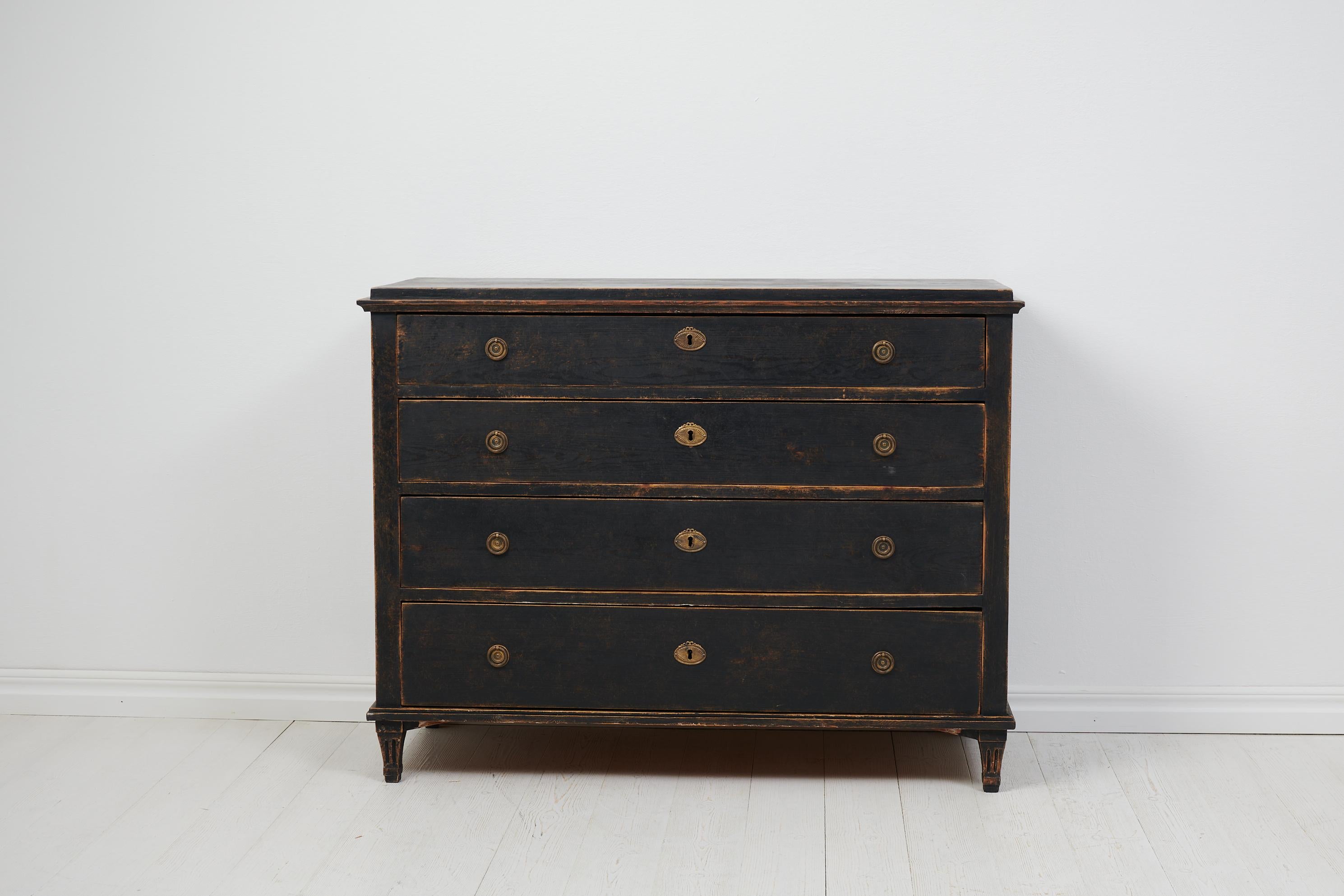 Antique Swedish gustavian commode from the first years of the 19th century, around 1810. The commode has a classic straight shape which is typical for the period. The legs are original and likewise mirror the commode with a straight and tapered