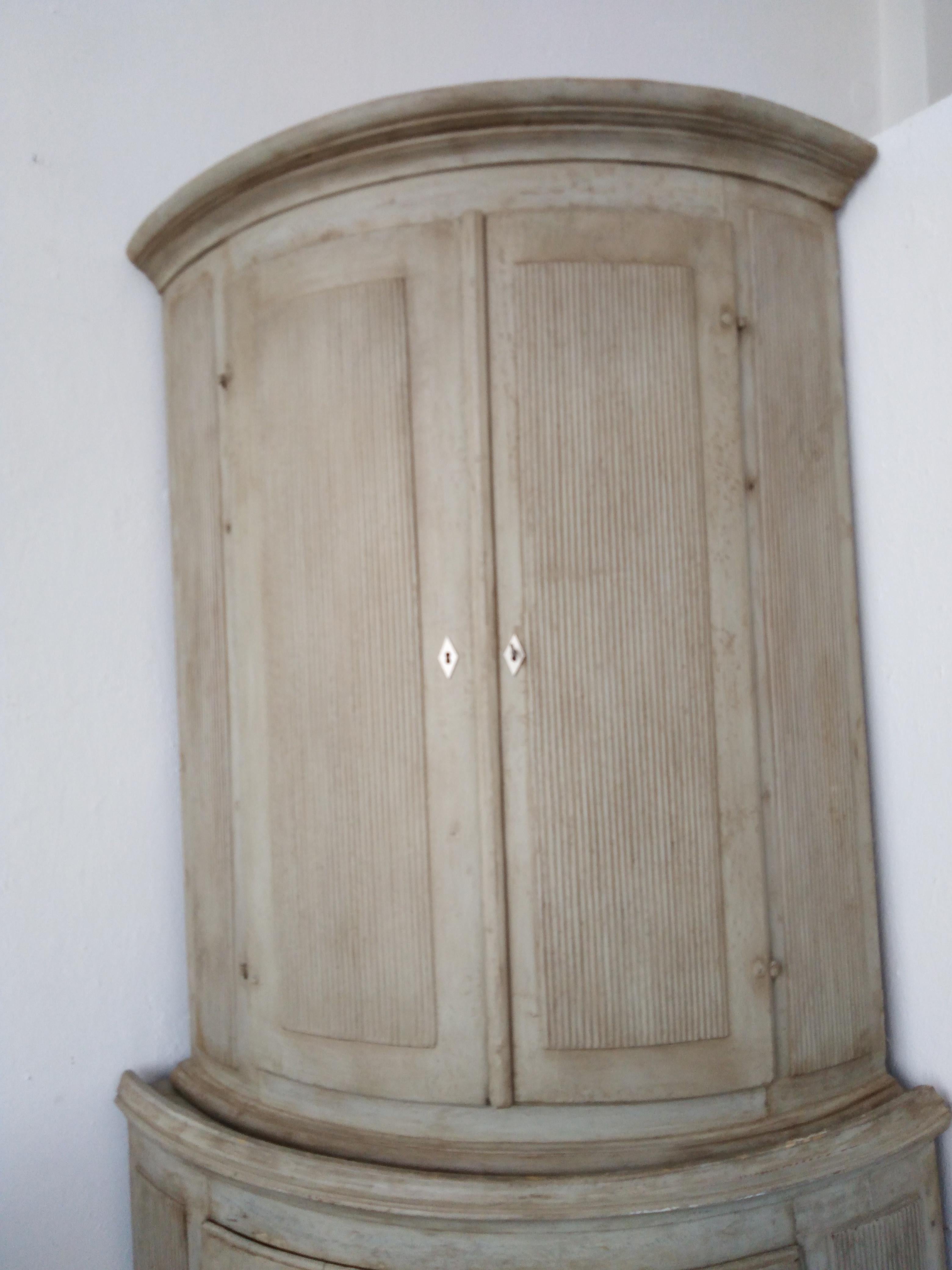 Fait main ancien meuble d'angle suédois gustavien 18e siècle en vente