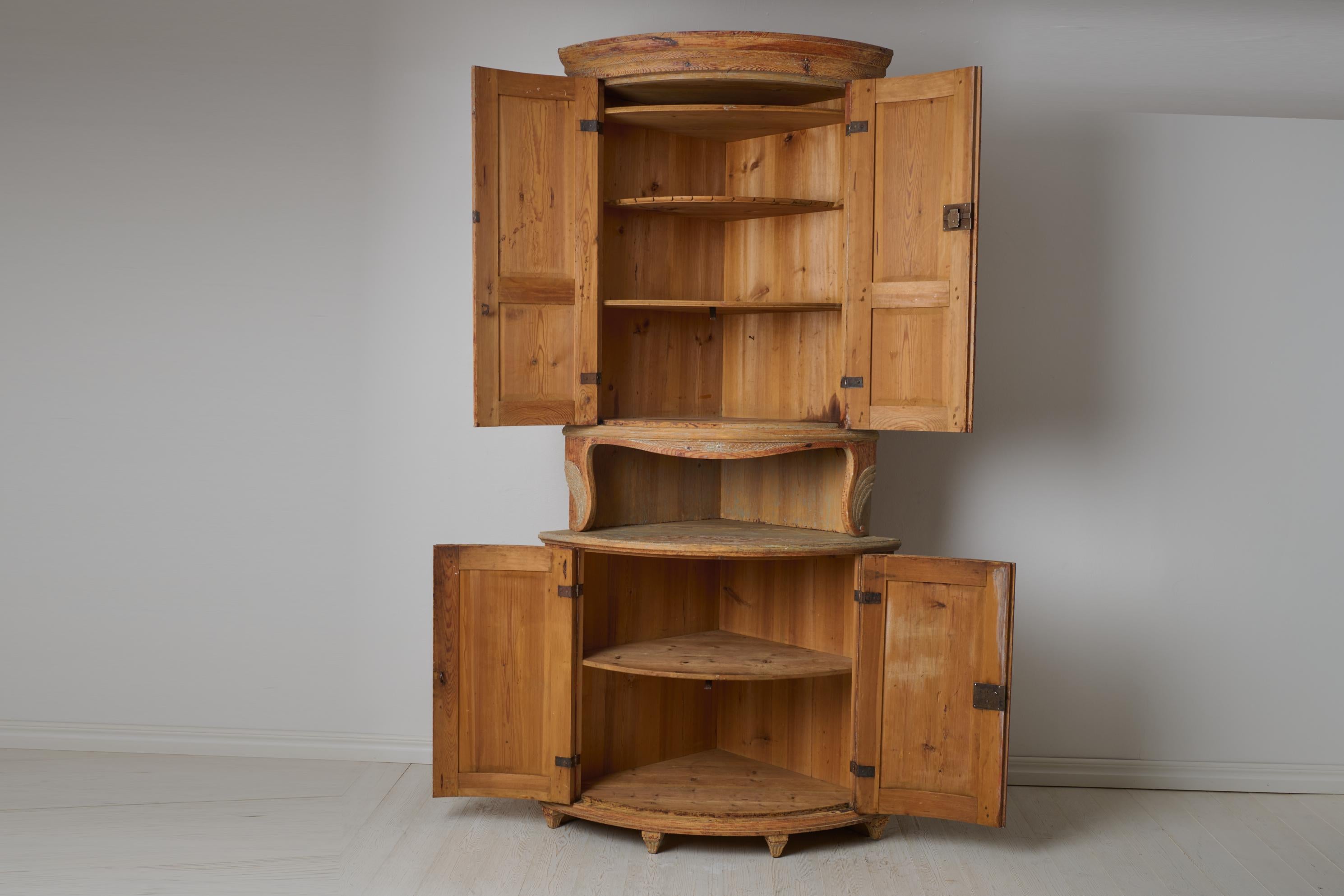 Gustavien Ancienne armoire d'angle suédoise gustavienne, véritable meuble de campagne rustique en vente